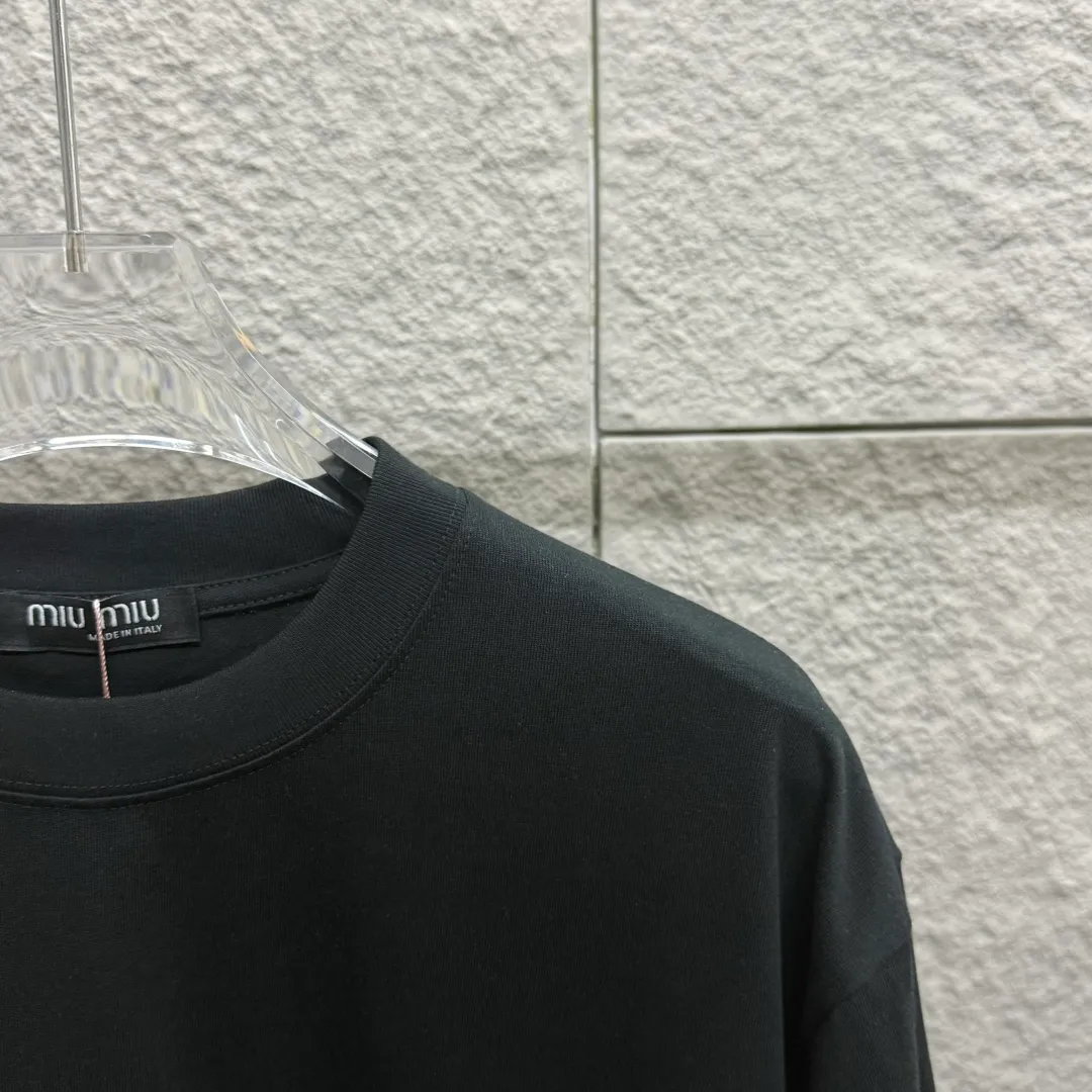 Miu Miu*2025 New Arrival Classic T Same Style ：Black White Size： S （90-130 ） M （120-150 ） L （140-165 ） XL （160-180 ） XXL （180-210 ）