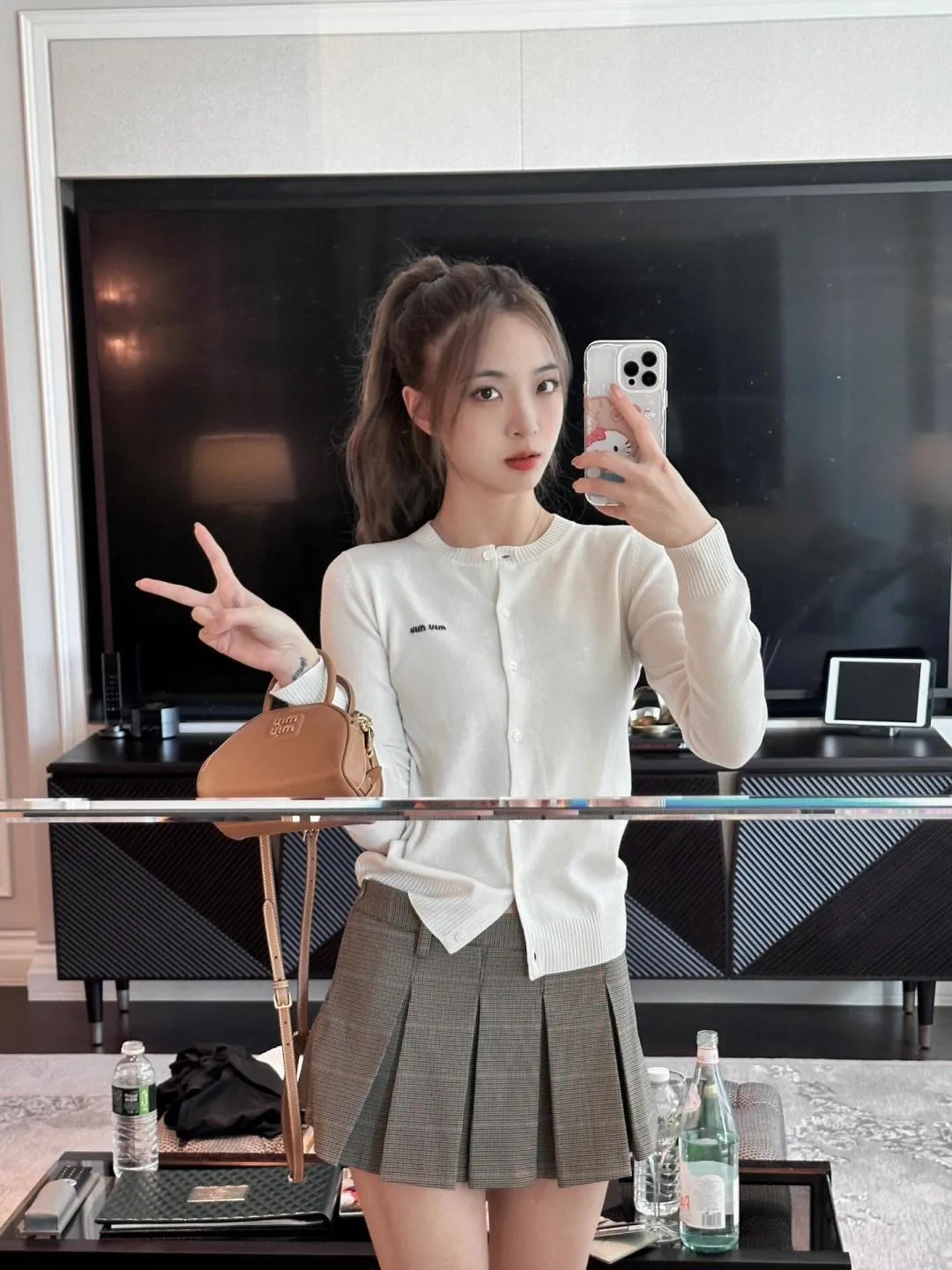 5519 P140 （ ， ）Miu Miu 。Miu Miu ， 。 ， ， ， 。 : ; ; ; ， ， 。 ：Black White Gray miumiu ： 、 、 : + + ， Classic ， ， ： S （ 84 53 32 57） M（ 88 55 33.5 58） L （ 92 57 35 59） 160m ，＜100 S 165cm ，＜120 M 170cm ，＜140 L