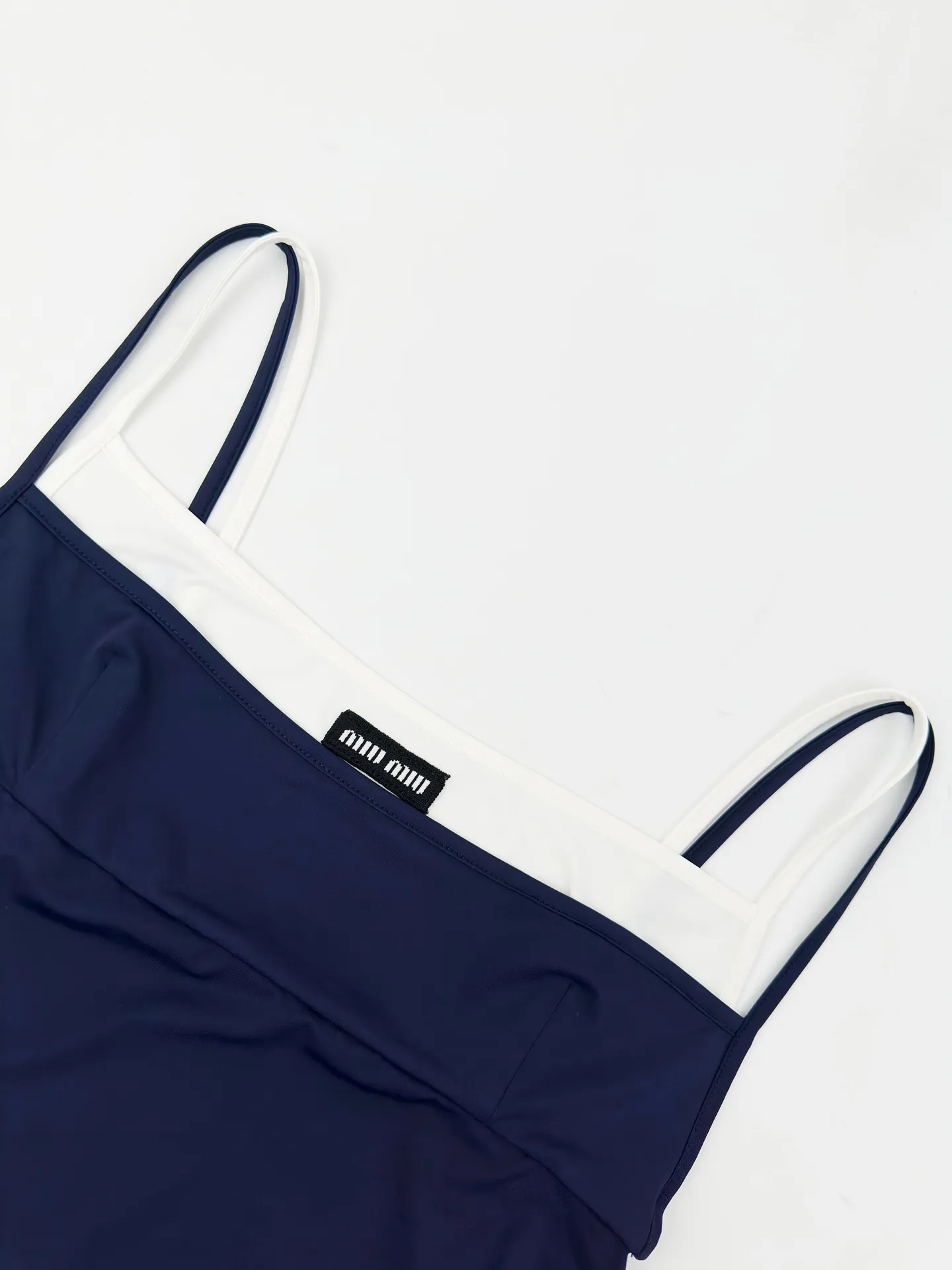 Miu Miu ， ， 。 Navy Blue ， Retro ， ， ， 。 Miu Miu ， 。 ， U ， ， 。 ， ， 。Navy Blue ， Retro 。 1. ， ， ， ， 。 2. ， ， ， 、 ， 。 ： 1:1 Miu Miu 1:1 Miu Miu ： Size： 38 40 42 ： FF 777