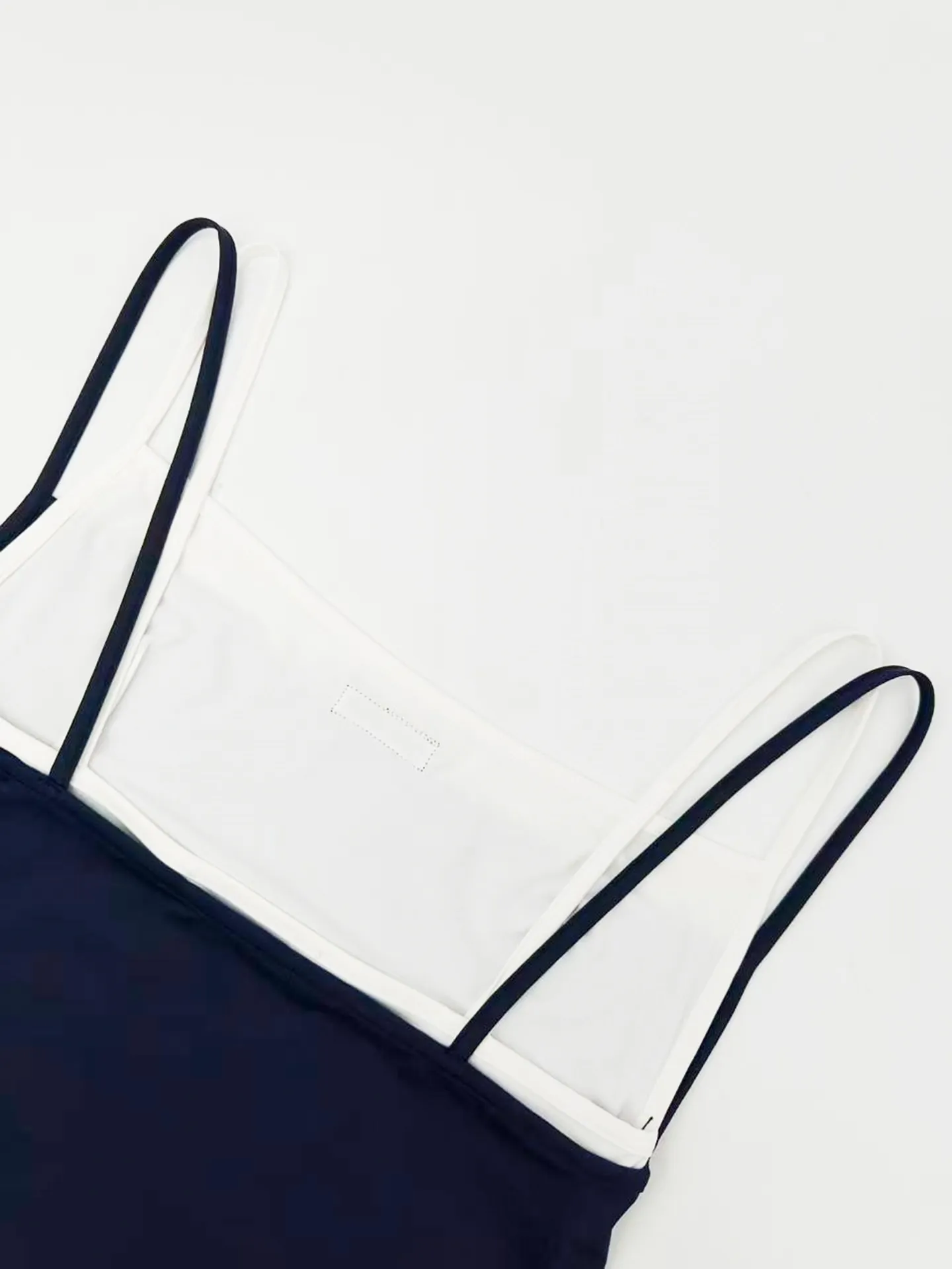 Miu Miu ， ， 。 Navy Blue ， Retro ， ， ， 。 Miu Miu ， 。 ， U ， ， 。 ， ， 。Navy Blue ， Retro 。 1. ， ， ， ， 。 2. ， ， ， 、 ， 。 ： 1:1 Miu Miu 1:1 Miu Miu ： Size： 38 40 42 ： FF 777