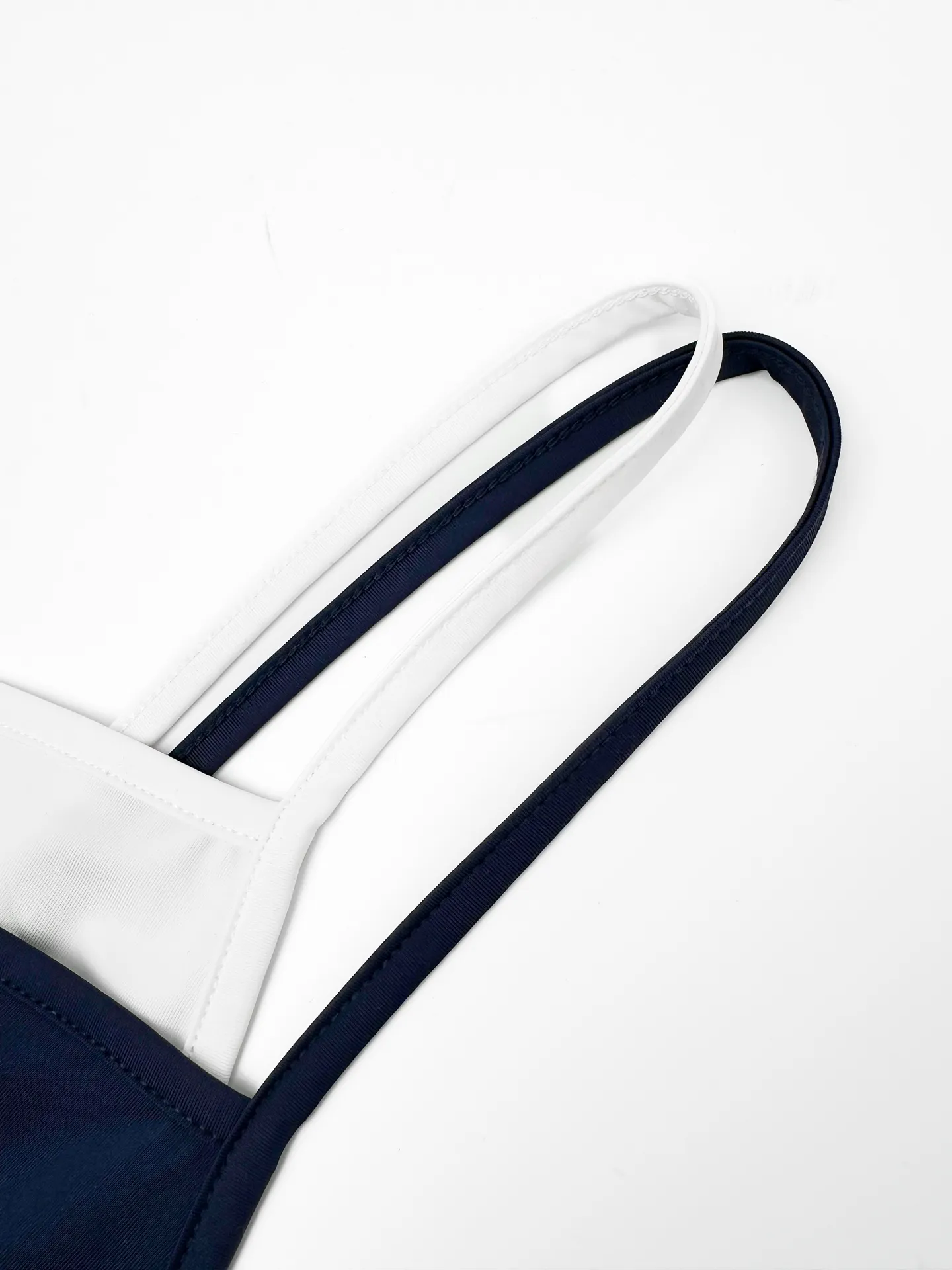 Miu Miu ， ， 。 Navy Blue ， Retro ， ， ， 。 Miu Miu ， 。 ， U ， ， 。 ， ， 。Navy Blue ， Retro 。 1. ， ， ， ， 。 2. ， ， ， 、 ， 。 ： 1:1 Miu Miu 1:1 Miu Miu ： Size： 38 40 42 ： FF 777