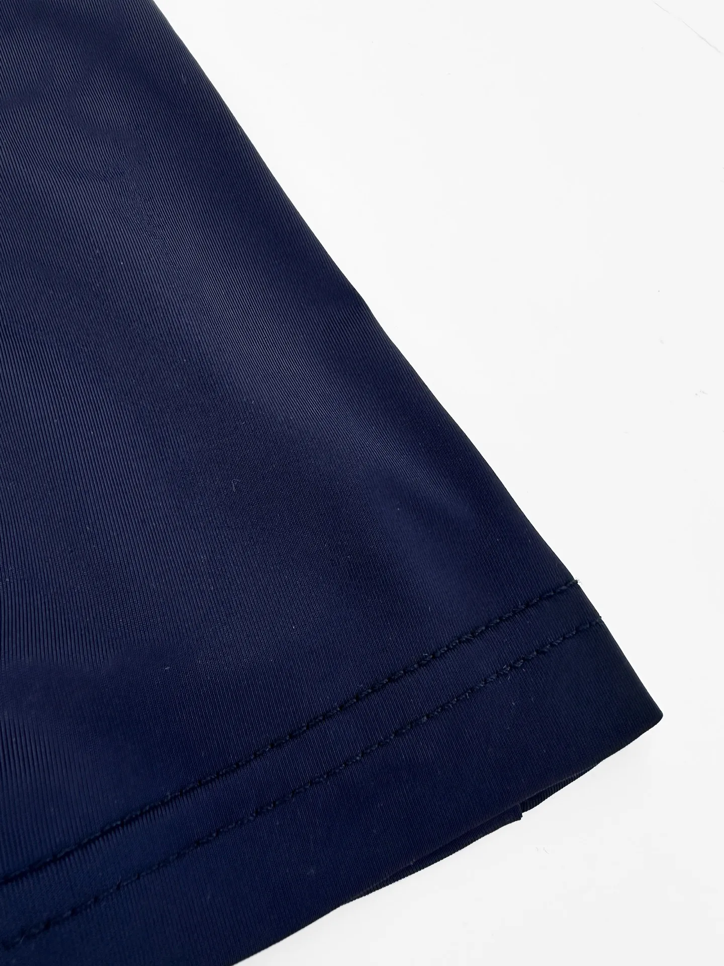Miu Miu ， ， 。 Navy Blue ， Retro ， ， ， 。 Miu Miu ， 。 ， U ， ， 。 ， ， 。Navy Blue ， Retro 。 1. ， ， ， ， 。 2. ， ， ， 、 ， 。 ： 1:1 Miu Miu 1:1 Miu Miu ： Size： 38 40 42 ： FF 777