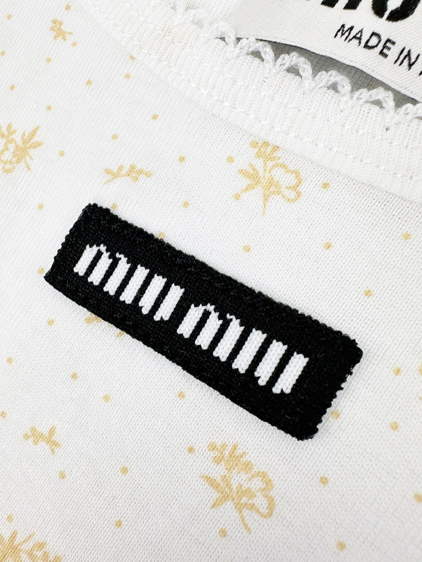 Breathable 。 ， ， 。 Miu Miu ， ； ， 。 ， ， ， ， ， 。 1. ， ， 。 2. ， ， 。 3. ， ， ， 、 ， 。 ： 1:1 MM 1:1 MM ： Size： XS S M ： FF 744