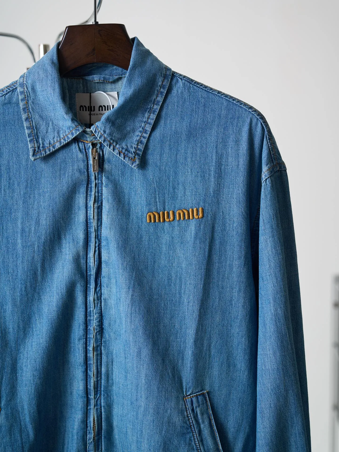 Miu Miu/ 【In Stock】 36 38 40 ， ， 。 ， Color Change ， ， ， 。 Miu Miu ， 。 ， ， ； ， 。 ， ， Retro 。 1. ， Miu Miu ， ， 。 2. ， ， ， ； ， 。 3. ➕