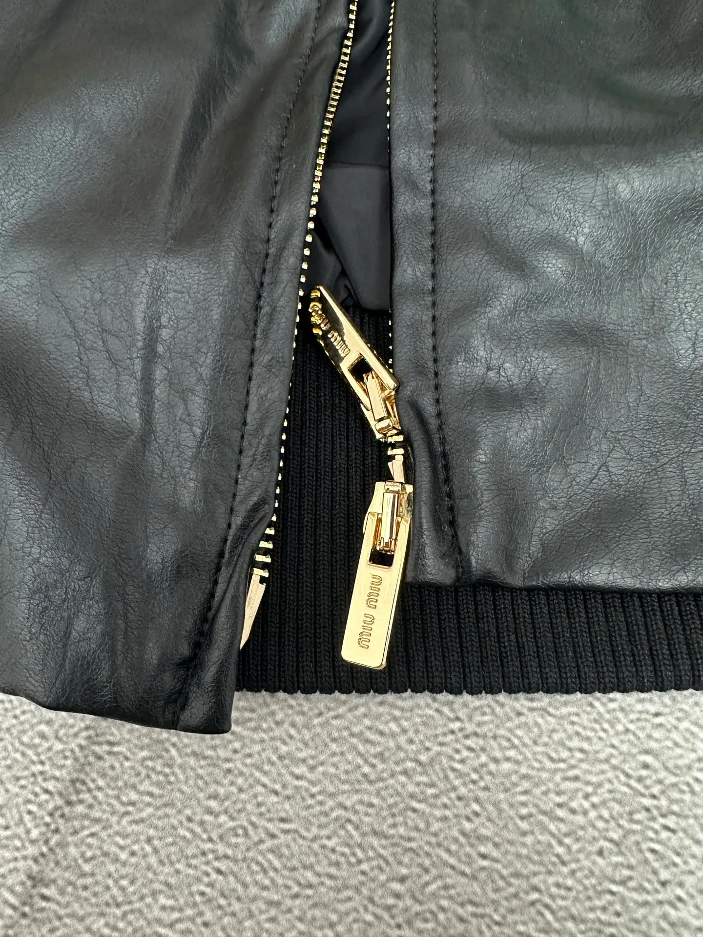 25SS MIUMIU Quality ： Cowhide Leather Cowhide Leather ， ， 。 。 。 Classic ： ， ， 。 ， 、 。 ： ， ， 。 ：MIUMIU ， ， 。 ： ， 。 ： . Size: 46 48 50 52