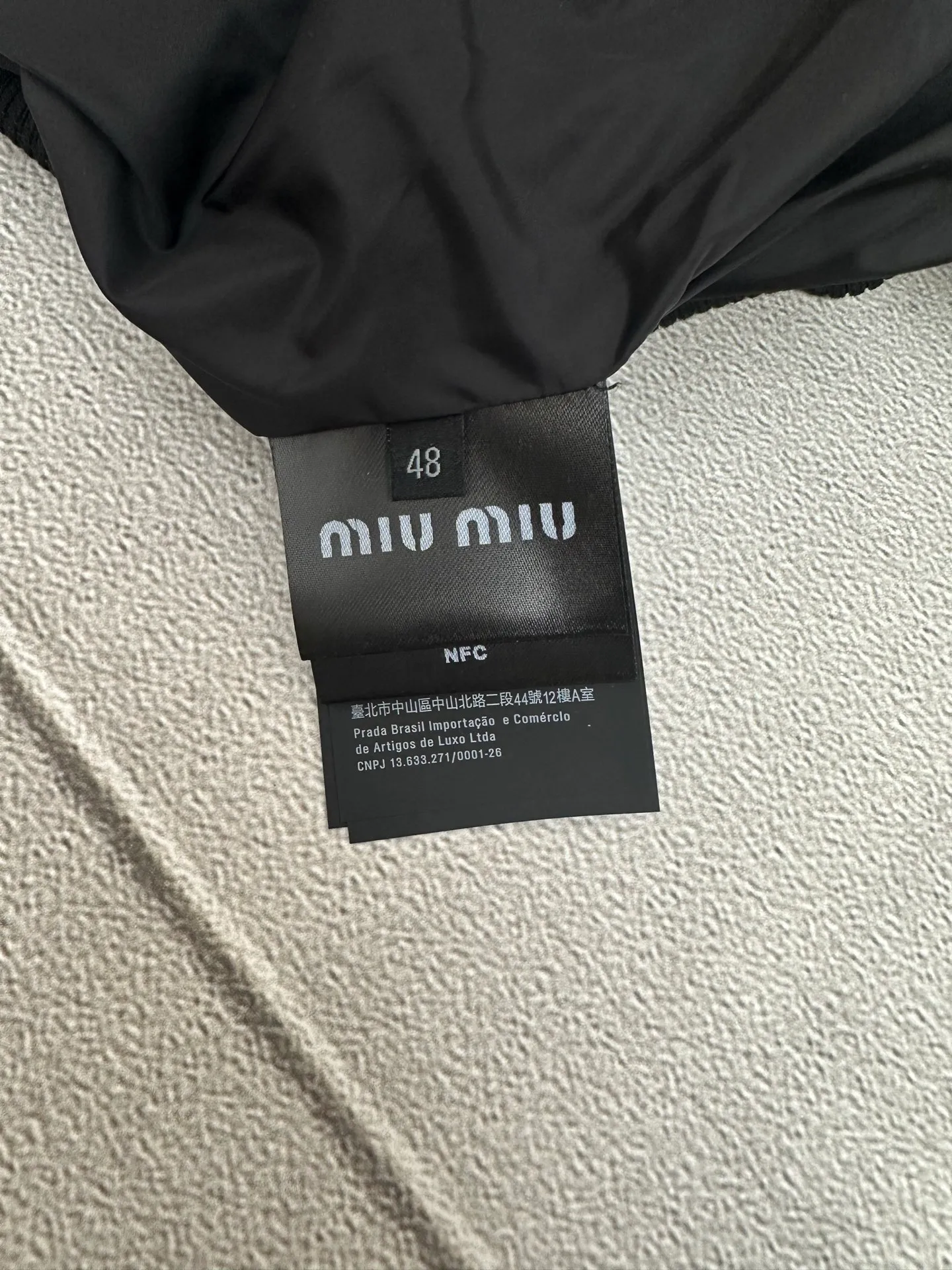 25SS MIUMIU Quality ： Cowhide Leather Cowhide Leather ， ， 。 。 。 Classic ： ， ， 。 ， 、 。 ： ， ， 。 ：MIUMIU ， ， 。 ： ， 。 ： . Size: 46 48 50 52