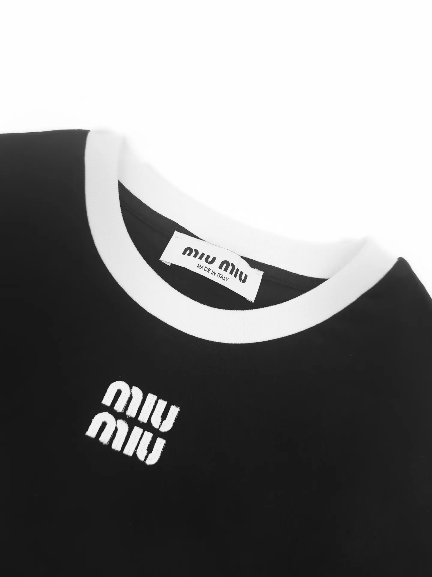 Miu Miu ， ， 。Classic Black White ，Black ， 。 Miu Miu ， ， ； Retro ， ； ， 。 ， 。 1. ， Miu Miu ， 。 2. ， ， 、 、 ， 。 ： 1:1 MM ： Size： XS S M ： FF 704