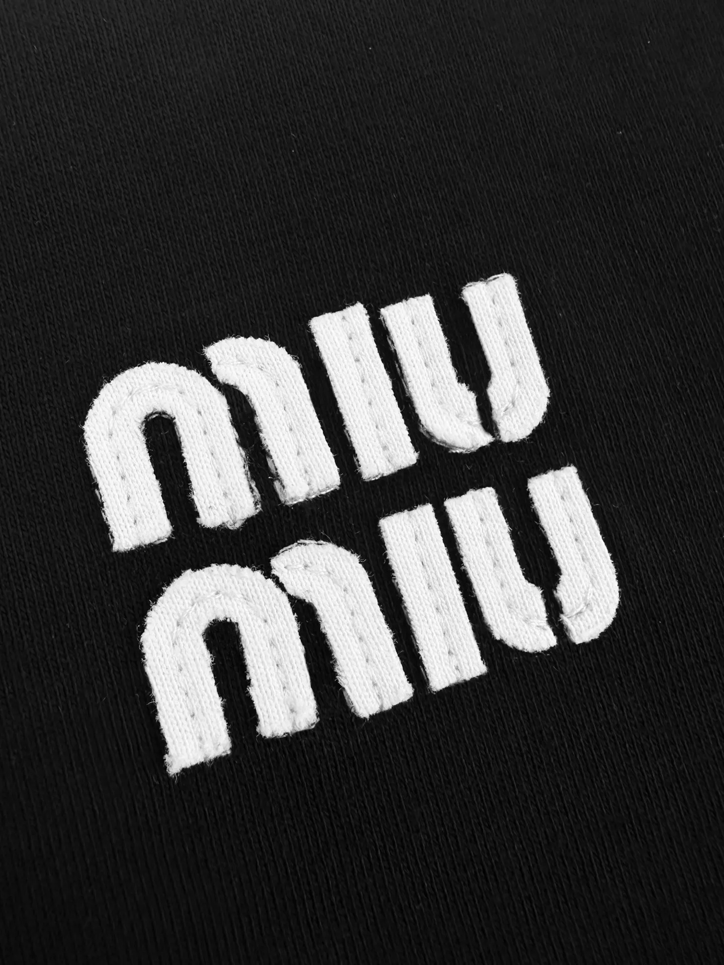 Miu Miu ， ， 。Classic Black White ，Black ， 。 Miu Miu ， ， ； Retro ， ； ， 。 ， 。 1. ， Miu Miu ， 。 2. ， ， 、 、 ， 。 ： 1:1 MM ： Size： XS S M ： FF 704