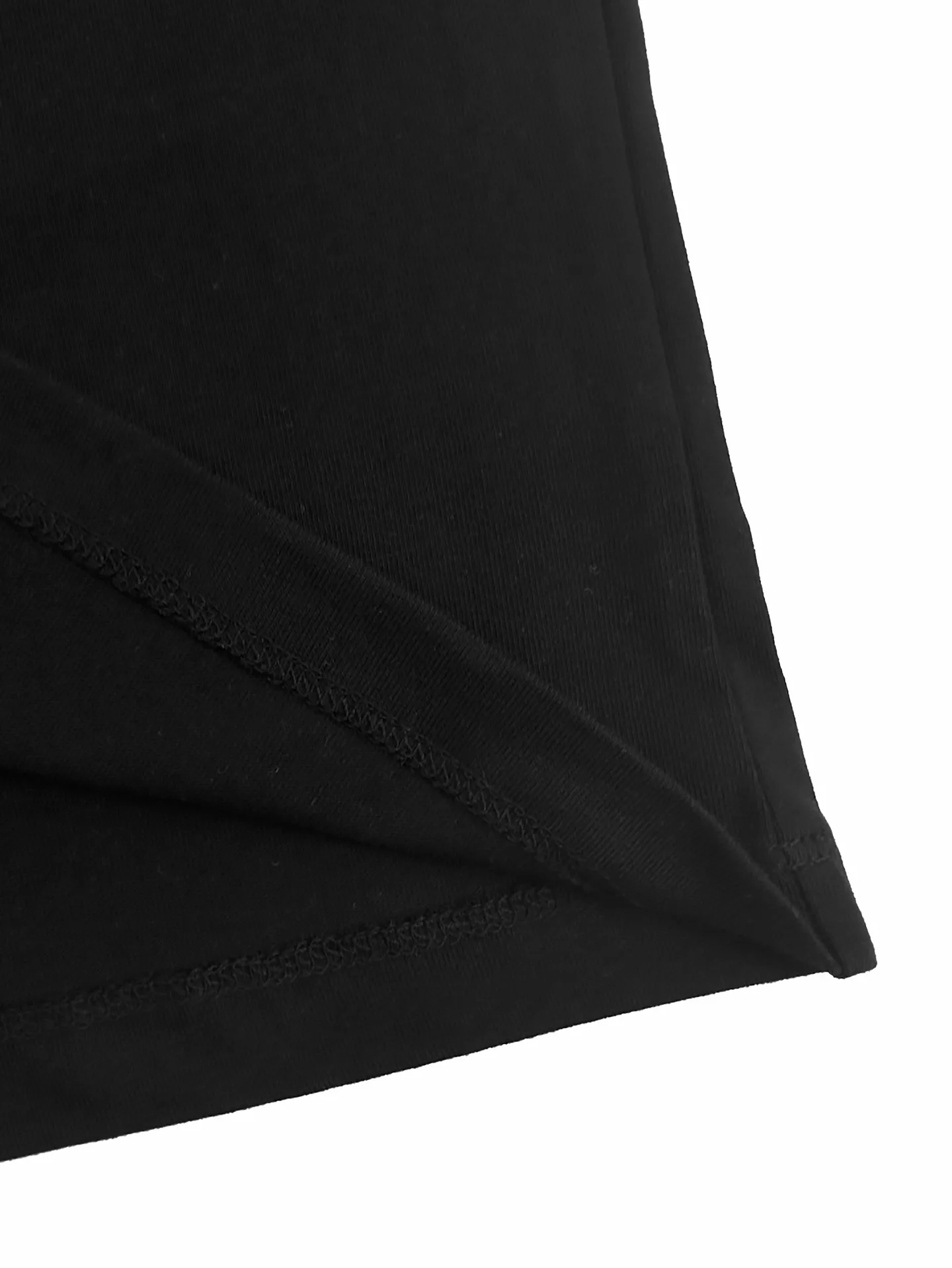 Miu Miu ， ， 。Classic Black White ，Black ， 。 Miu Miu ， ， ； Retro ， ； ， 。 ， 。 1. ， Miu Miu ， 。 2. ， ， 、 、 ， 。 ： 1:1 MM ： Size： XS S M ： FF 704