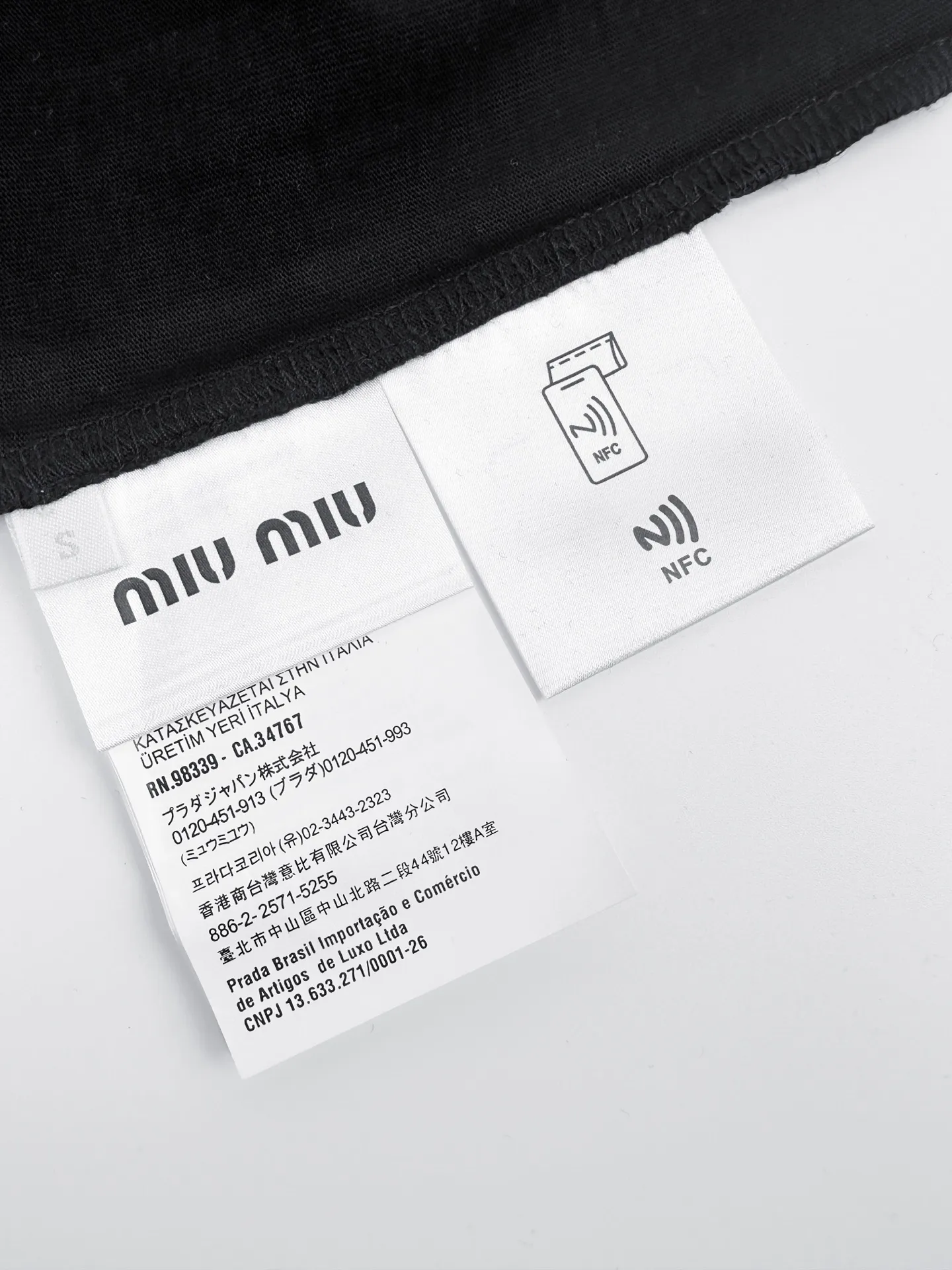 Miu Miu ， ， 。Classic Black White ，Black ， 。 Miu Miu ， ， ； Retro ， ； ， 。 ， 。 1. ， Miu Miu ， 。 2. ， ， 、 、 ， 。 ： 1:1 MM ： Size： XS S M ： FF 704