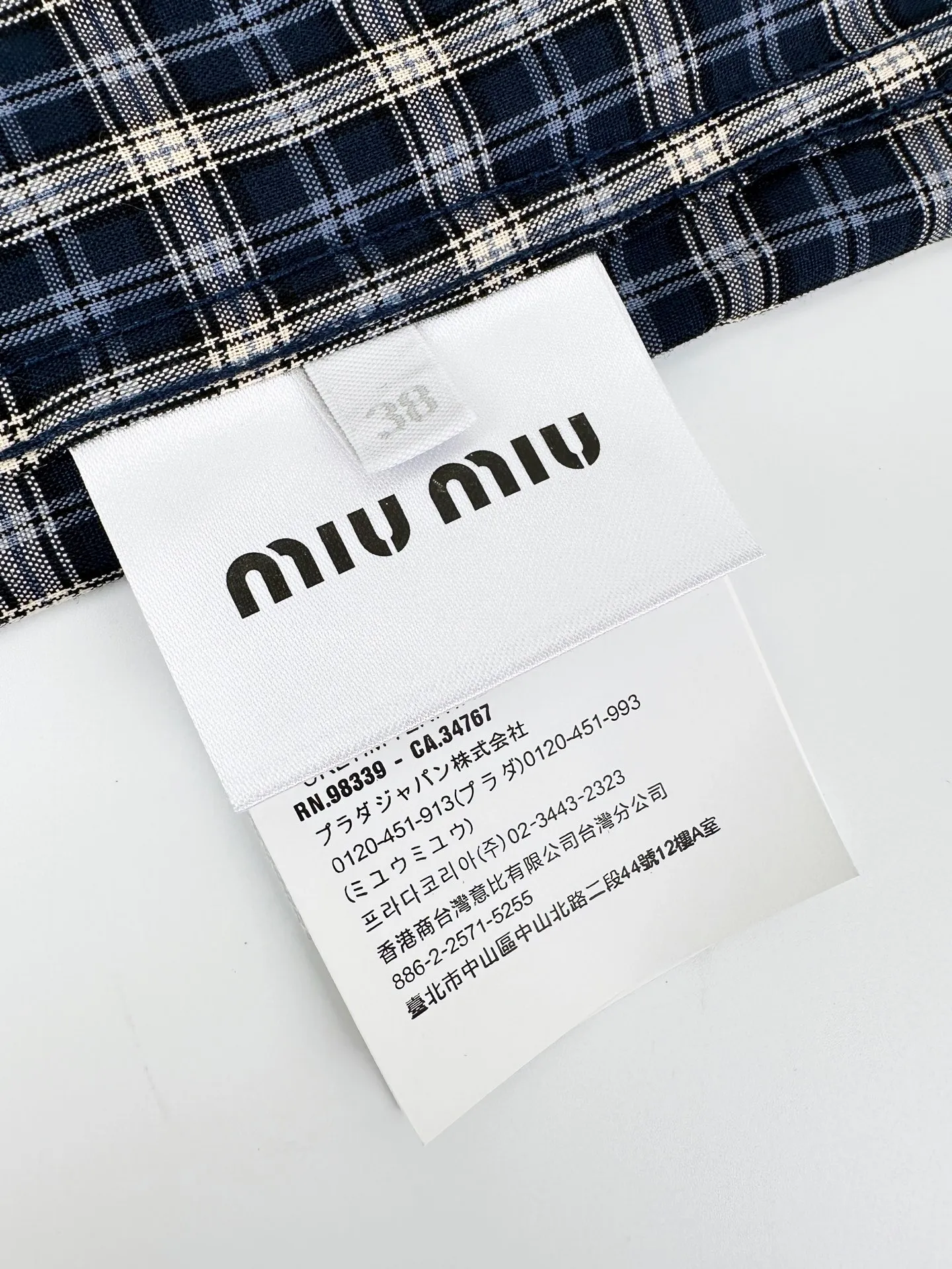 Miu Mi ， ， ， 。 Navy Blue ，Cream White ， Retro ， Retro ， ， 。 Miu Miu ， 。 Gray ， ； ， 。 ， ， ， ， ， 。 ， ， Retro 。 1. ， ， Miu Miu ， ， 、 。 2. ， ， 。 3. ， ， ， 、 ， 。 ： 1:1 Miu Miu 1:1 Miu Miu ： Size： 36 38 40 ： EE 453