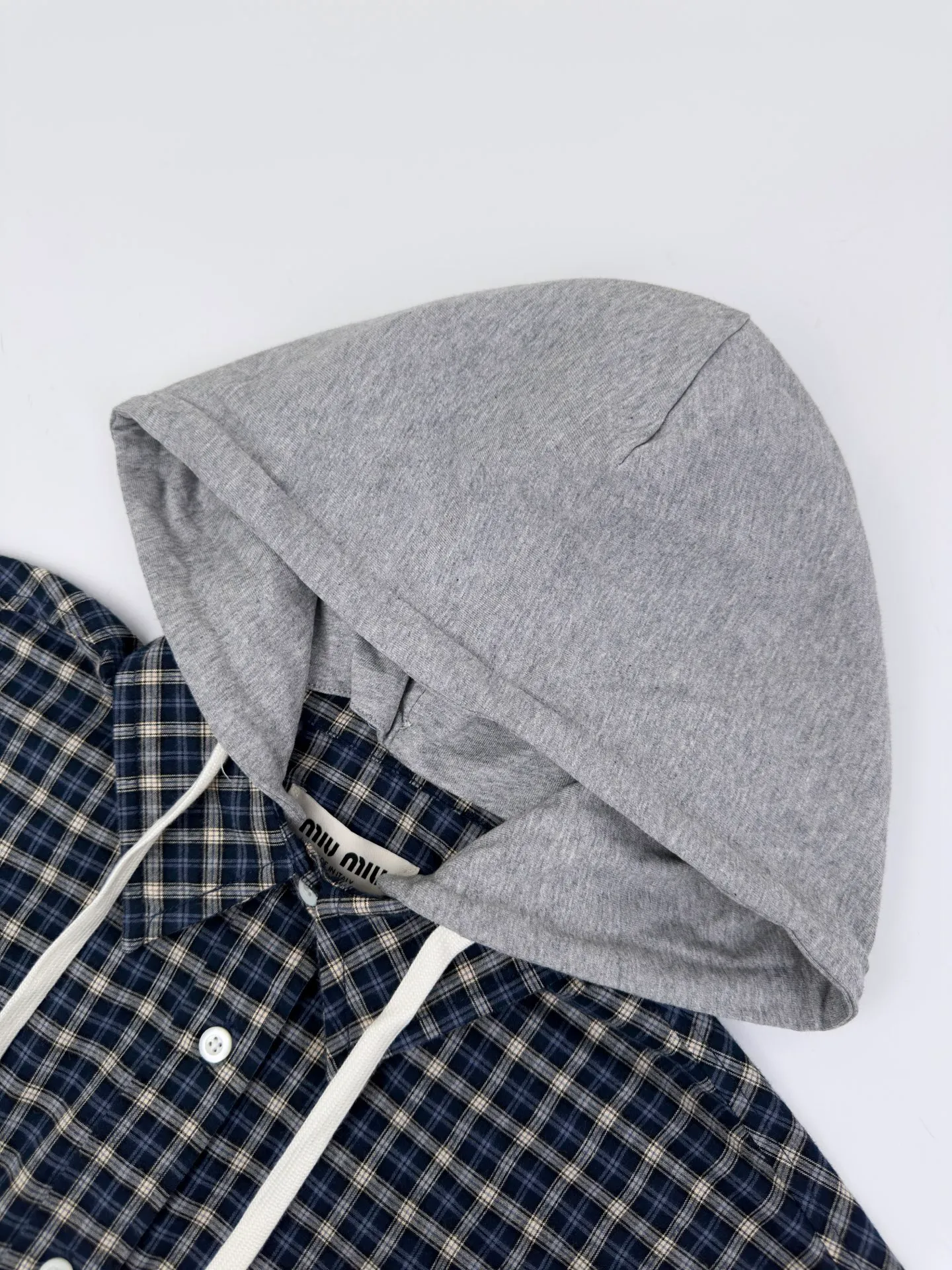 Miu Mi ， ， ， 。 Navy Blue ，Cream White ， Retro ， Retro ， ， 。 Miu Miu ， 。 Gray ， ； ， 。 ， ， ， ， ， 。 ， ， Retro 。 1. ， ， Miu Miu ， ， 、 。 2. ， ， 。 3. ， ， ， 、 ， 。 ： 1:1 Miu Miu 1:1 Miu Miu ： Size： 36 38 40 ： EE 453