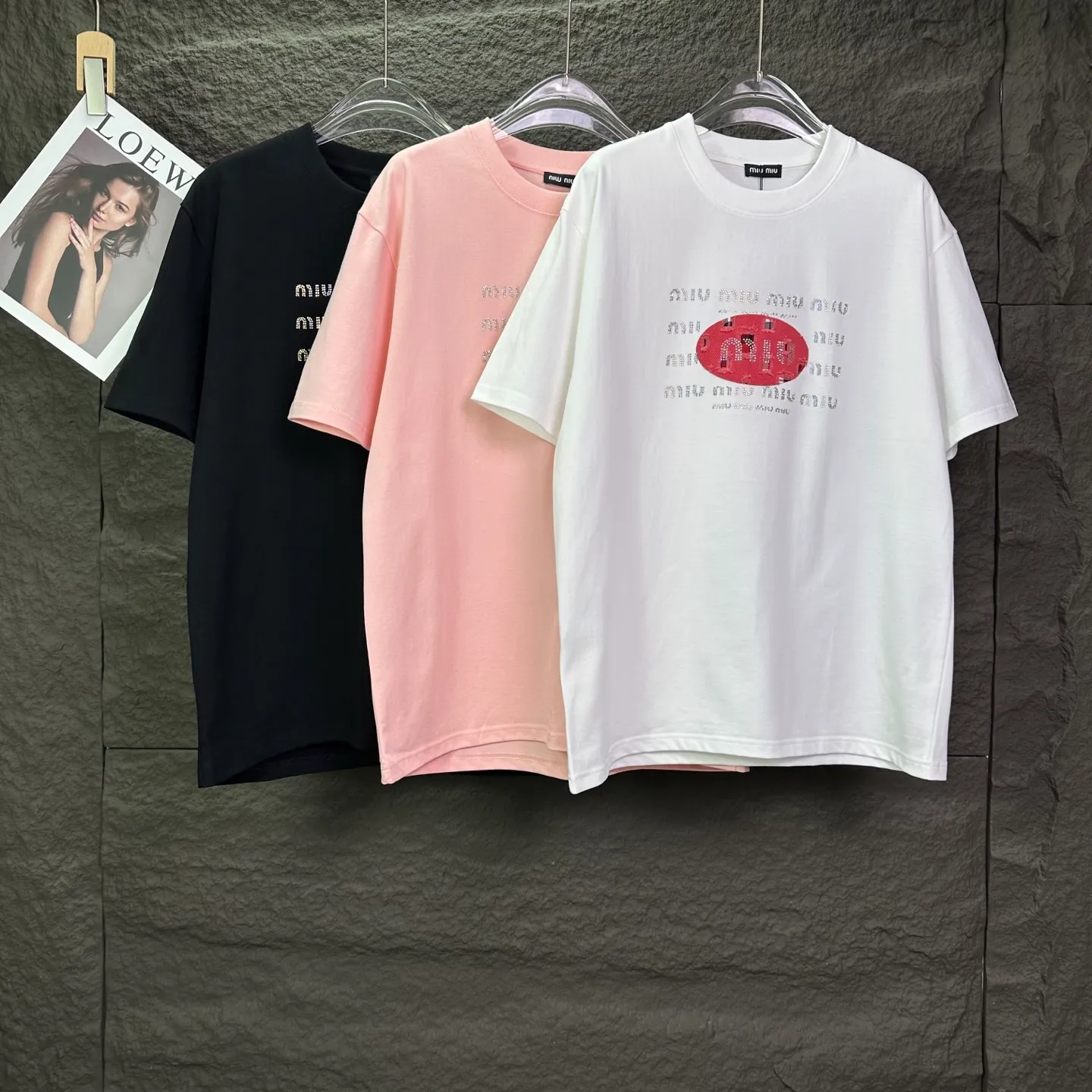 MIU MIU 2026New Arrival logo T 🔥 🔥 🔥 Same Style Quality😘😘 300 Versatile T 👍 ：Black、Pink、White Size：S-XL