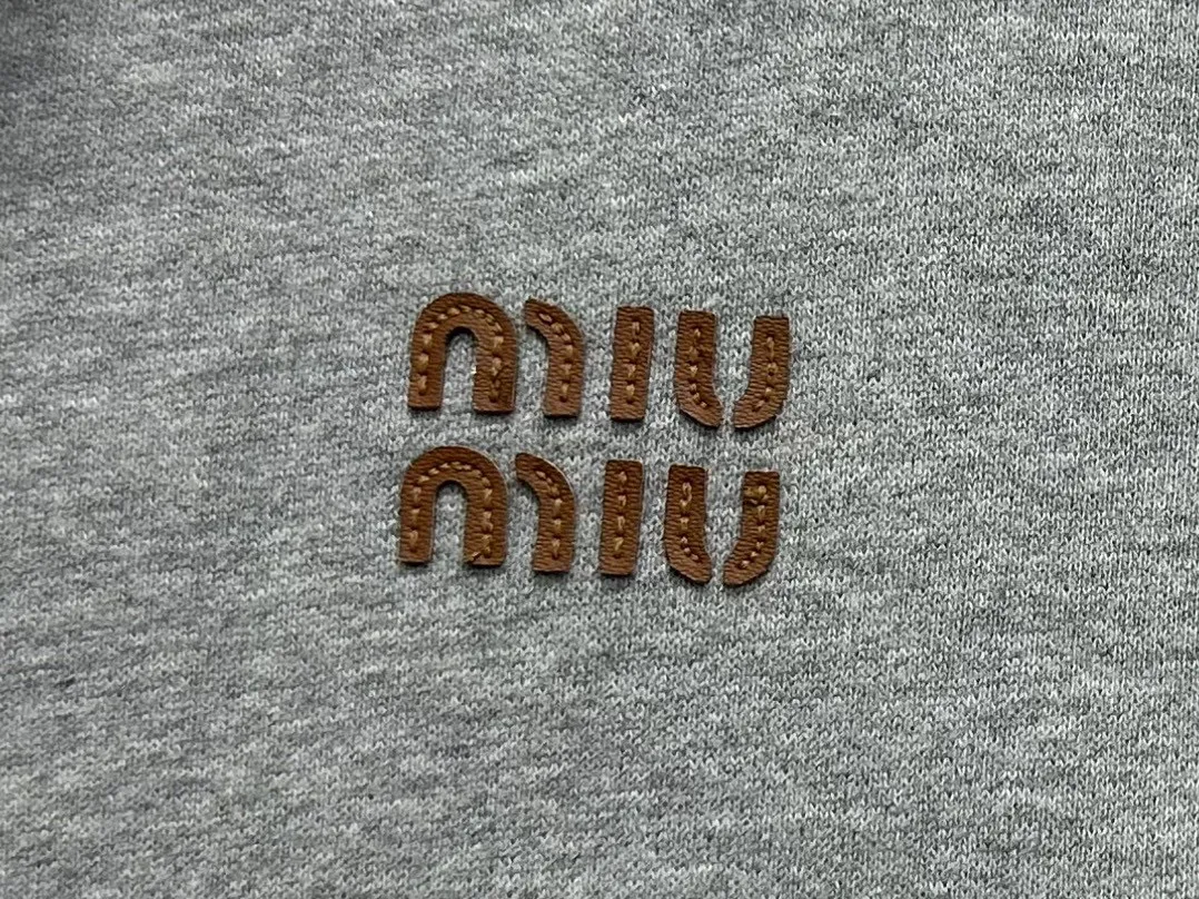 （ Quality） 【Miu Miu】 24Fw Retro logo ， Same Style Size：38 40 42 44