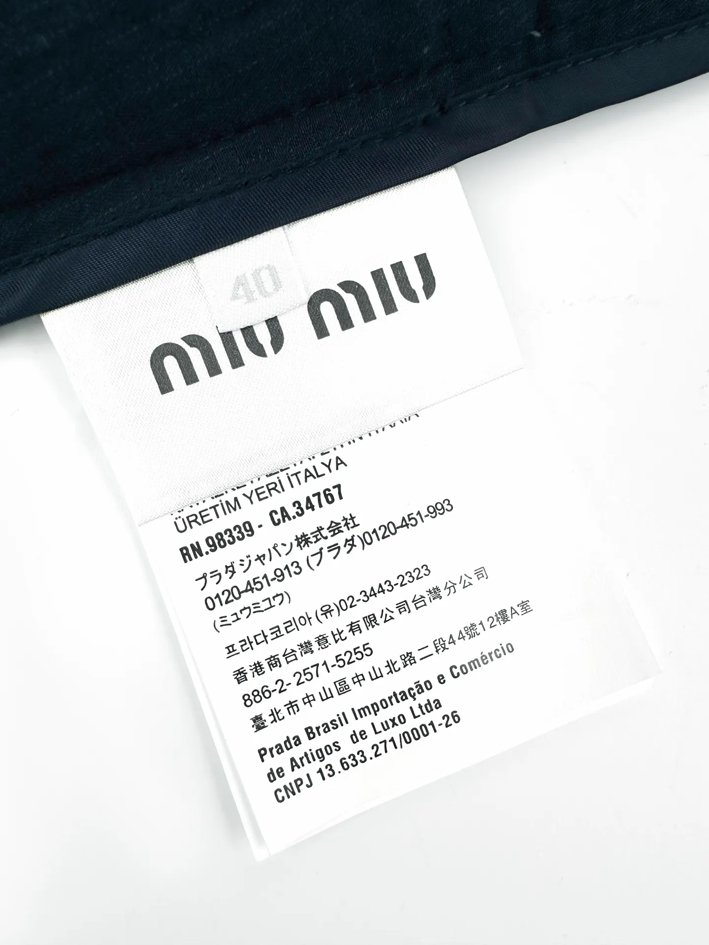 Miu Miu ， ， 。 Navy Blue ， ， 。 miumiu ， ， 。 ， ， ； A ， ， ， 。 ， ， 。 1. ， Miu Miu ， 。 2. ， ， ， ， 。 ： 1:1 Miu Miu 1:1 Miu Miu ： Size： 38 40 42 ： FF 775