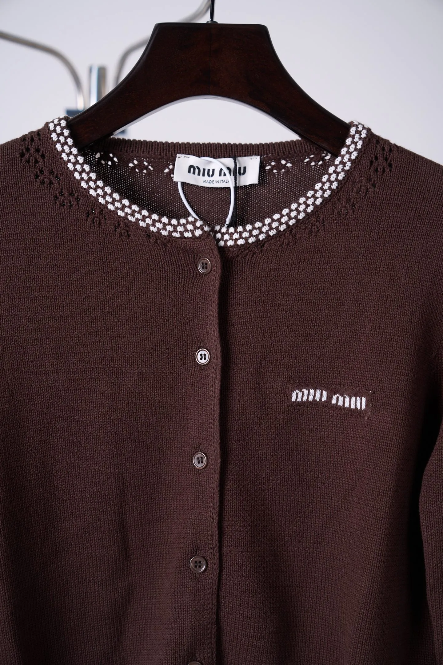 Miu Miu/ 【In Stock】 36 38 40 ， ， 。 ， ， 。 Miu Miu ， ； ， ， ， Retro 。 ， ，Versatile ， 。 ， 。 1. ， ， ， 。 2. ， Miu Miu ， 。 3. ， 、