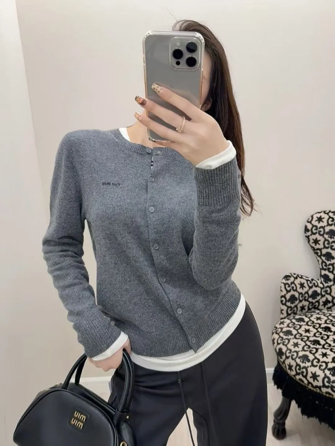 5519 P140 （ ， ）Miu Miu 。Miu Miu ， 。 ， ， ， 。 : ; ; ; ， ， 。 ：Black White Gray miumiu ： 、 、 : + + ， Classic ， ， ： S （ 84 53 32 57） M（ 88 55 33.5 58） L （ 92 57 35 59） 160m ，＜100 S 165cm ，＜120 M 170cm ，＜140 L