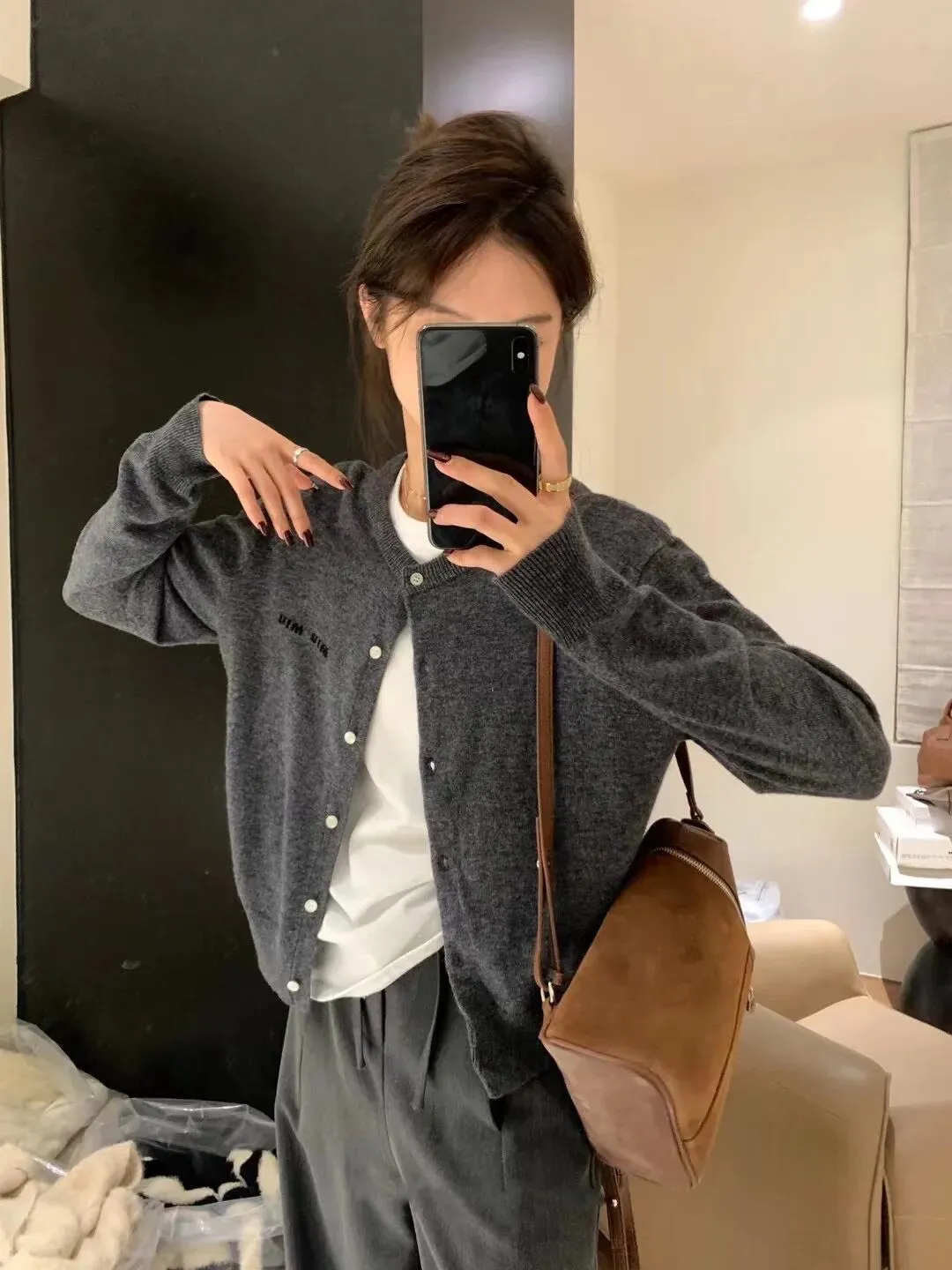 5519 P140 （ ， ）Miu Miu 。Miu Miu ， 。 ， ， ， 。 : ; ; ; ， ， 。 ：Black White Gray miumiu ： 、 、 : + + ， Classic ， ， ： S （ 84 53 32 57） M（ 88 55 33.5 58） L （ 92 57 35 59） 160m ，＜100 S 165cm ，＜120 M 170cm ，＜140 L