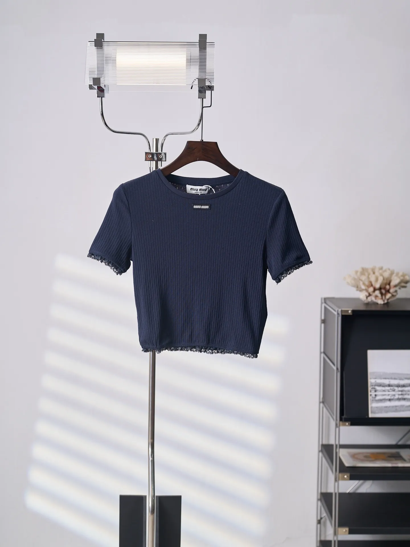 Miu Miu/ 【In Stock】XS S M ， ， ， 。 ， ， ， 。 Miu Miu ， ； 。 ， 。 ， 。 1. ， ， ， 。 2. “Miu Miu ” 、 。 3. ， 、 ； ， 、 。