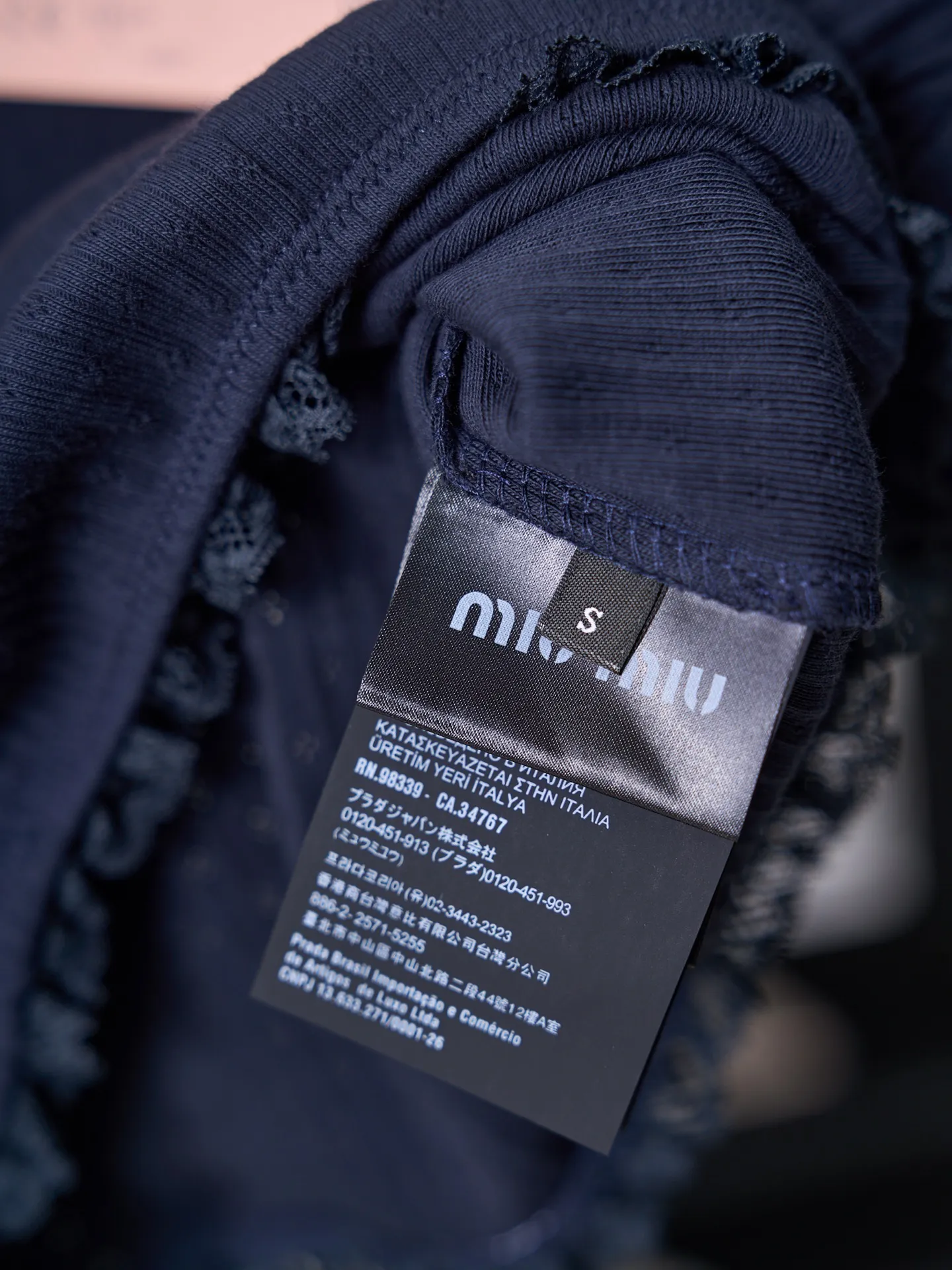 Miu Miu/ 【In Stock】XS S M ， ， ， 。 ， ， ， 。 Miu Miu ， ； 。 ， 。 ， 。 1. ， ， ， 。 2. “Miu Miu ” 、 。 3. ， 、 ； ， 、 。