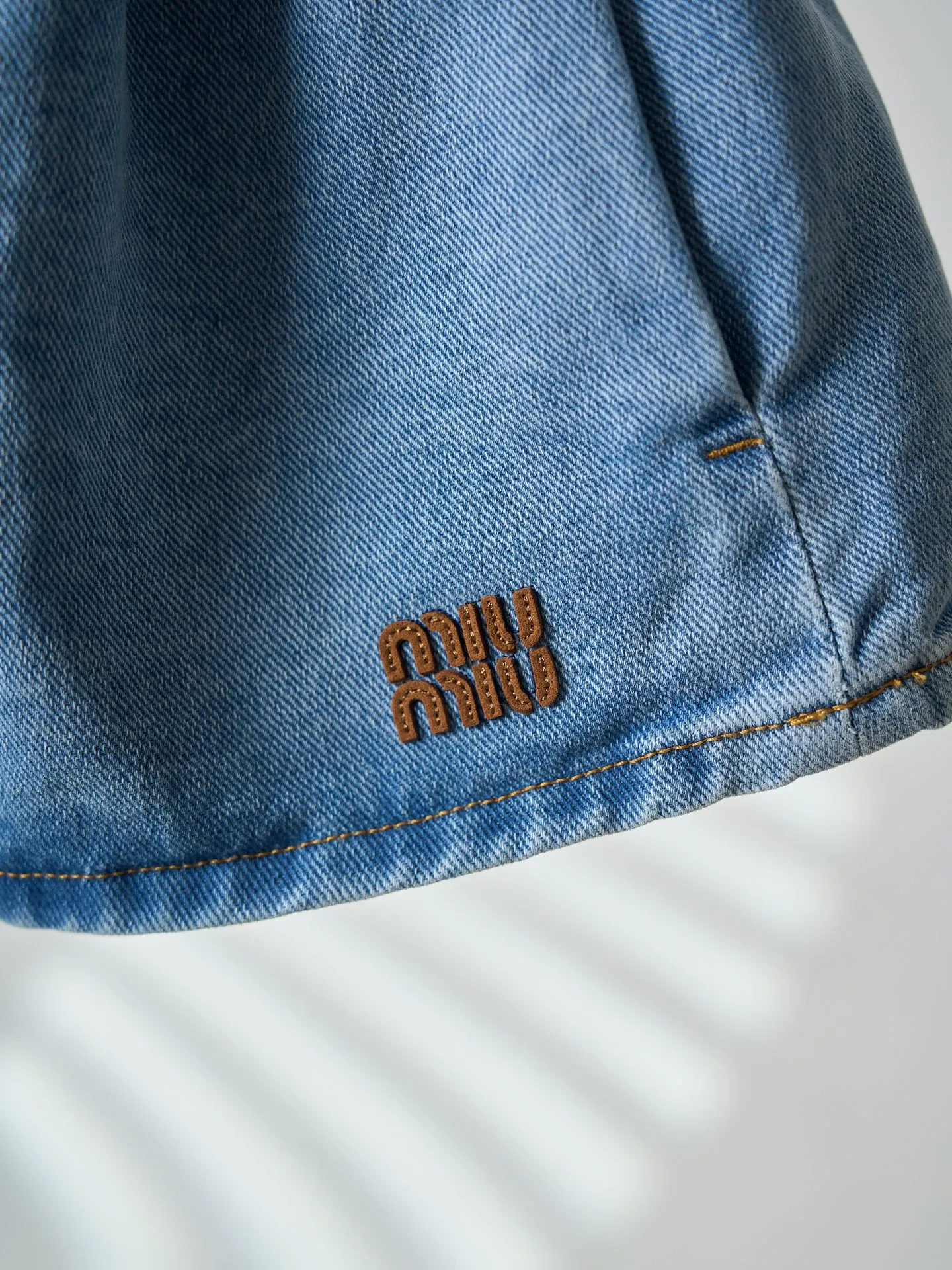 Miu Miu/ 【In Stock】 36 38 40 ， ， 。 Retro ， Color Change ， ， 。 Miu Miu ， ， ， Retro 。 ， ， ， ； A ， 。 ， Retro 。 1. ， Miu Miu ， ， 。 2. ， ， ， ； ， 。 3. ➕ ， ， ， 。