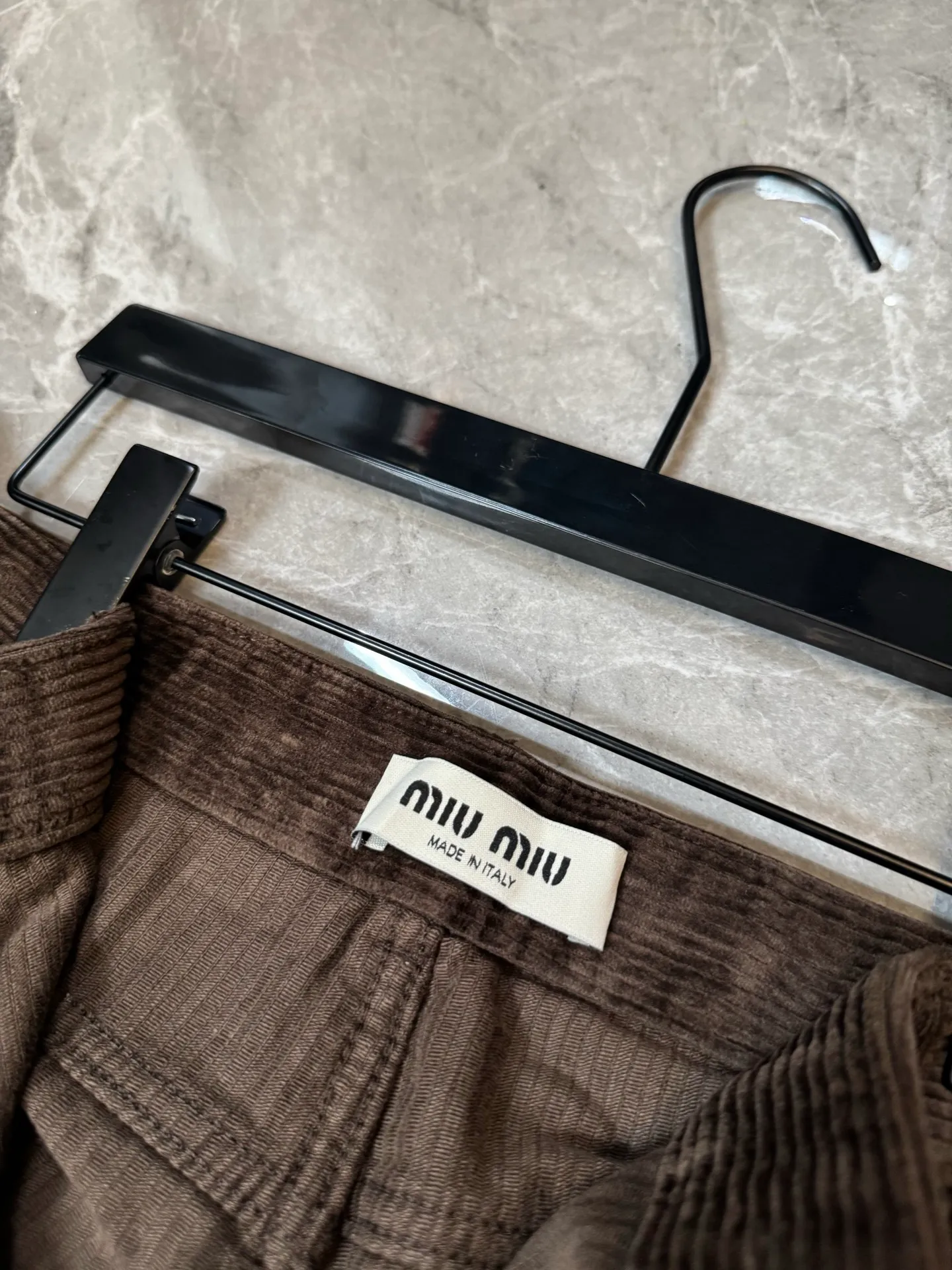 P240【Premium 】 MIUMIU/ 26Ss New Arrival Brown ， ， ， Retro ； Brown ， ， Retro ， Breathable， 。 Classic ， ， ， 、 ， ， 。 ， ， ， ， Miu Retro ， ， 、 、 Series ， Retro Premium Quality Same Style。 ： Size：s m l xl
