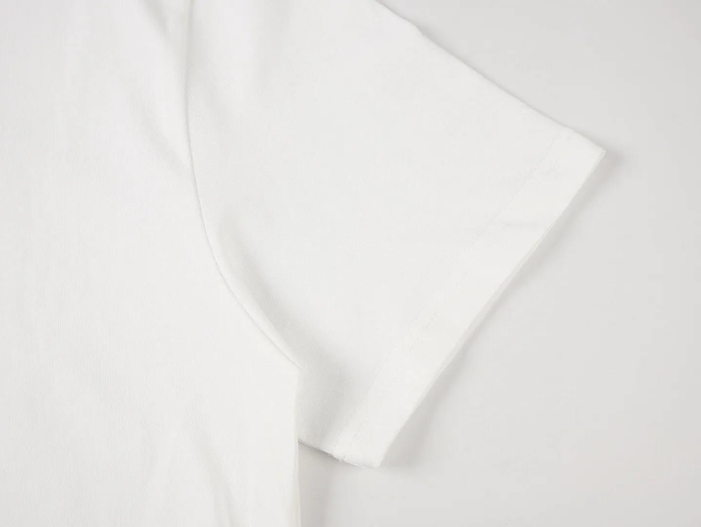 ：miumiu T ：300 100% ：320 ： ：White Black Size：S M L XL XXL Same Style