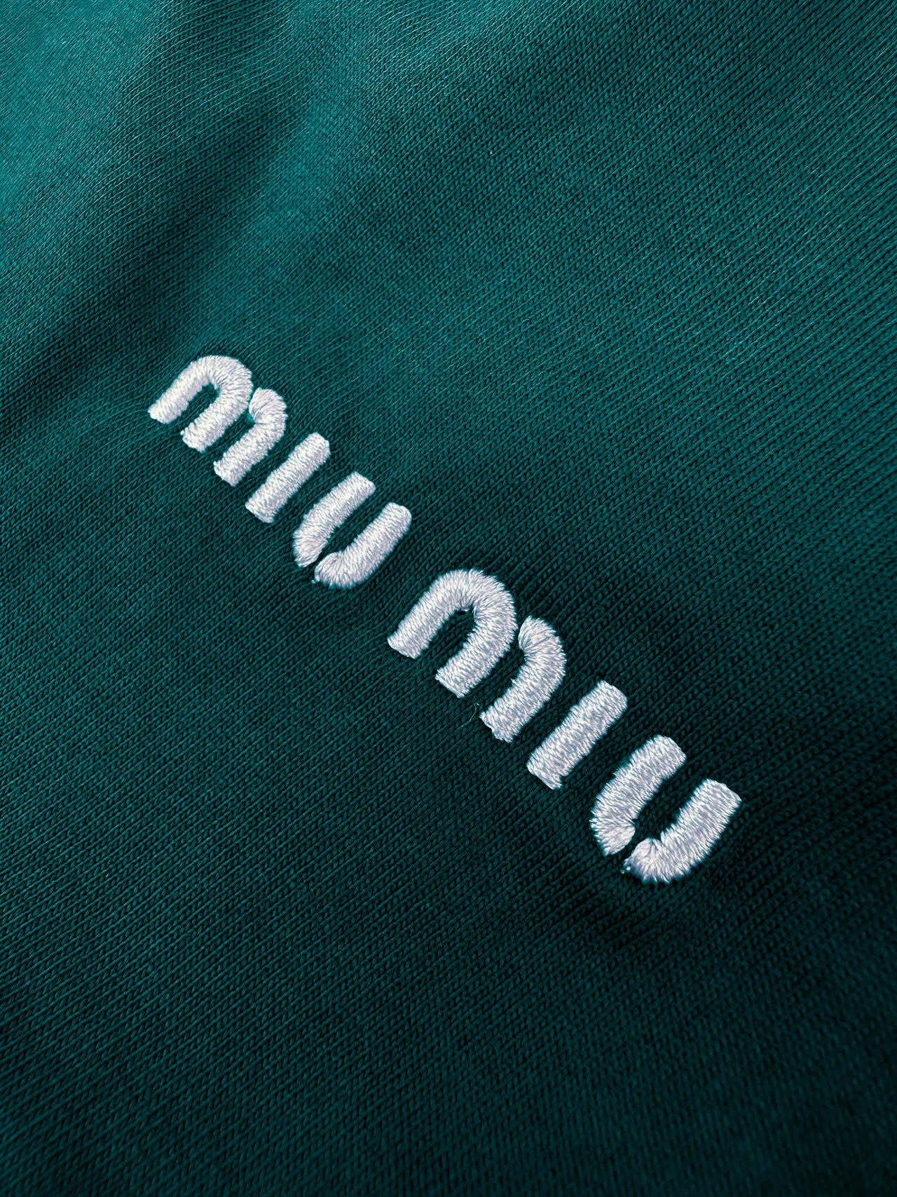 Breathable， 。 ， ， 。 Miu Miu ， 。 ， ， 。 ， ； ， 。 1. ， Miu Miu ， 、 。 2. ， ， ， ， 。 3. ， ， ， 、 ， 。 ： 1:1 Miu Miu ： Size： XS S M ： FF 703