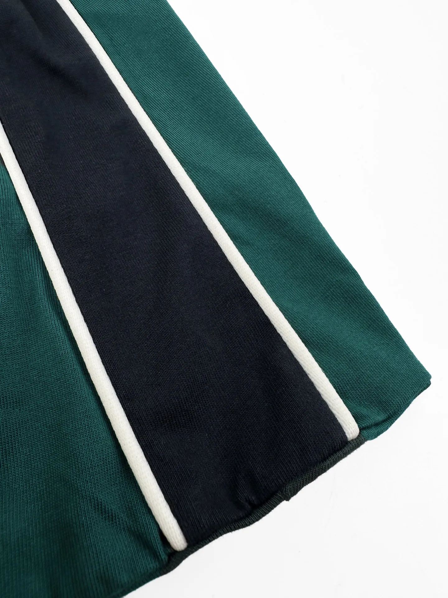 Breathable， 。 ， ， 。 Miu Miu ， 。 ， ， 。 ， ； ， 。 1. ， Miu Miu ， 、 。 2. ， ， ， ， 。 3. ， ， ， 、 ， 。 ： 1:1 Miu Miu ： Size： XS S M ： FF 703