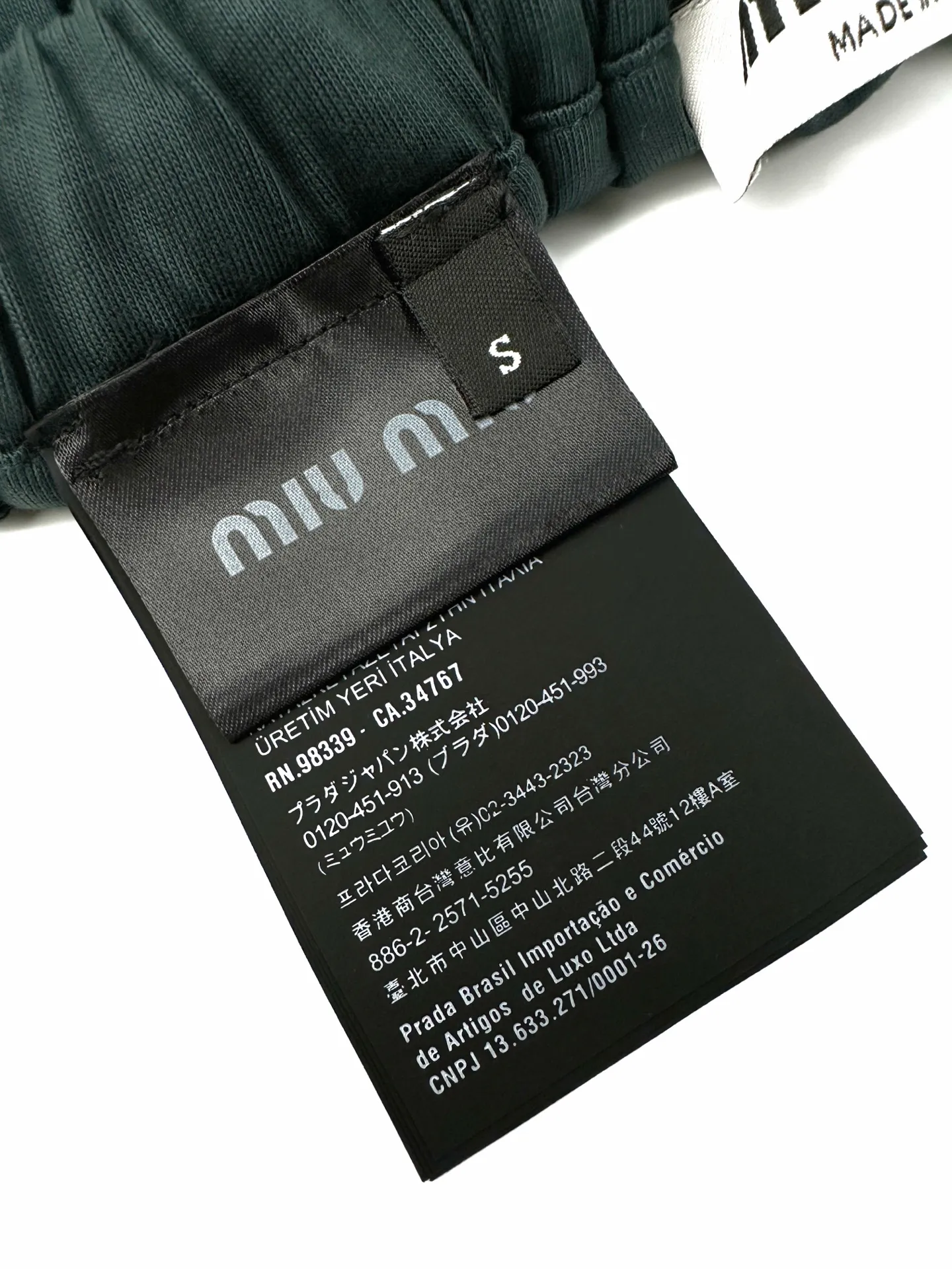 Breathable， 。 ， ， 。 Miu Miu ， 。 ， ， 。 ， ； ， 。 1. ， Miu Miu ， 、 。 2. ， ， ， ， 。 3. ， ， ， 、 ， 。 ： 1:1 Miu Miu ： Size： XS S M ： FF 703