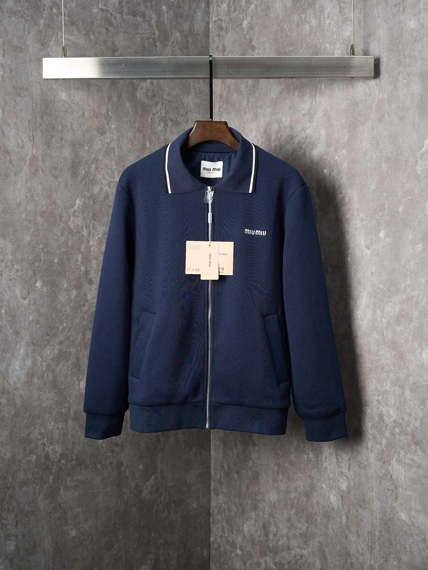 MIUMIU/ 【In Stock】 46 48 50 52 ， ， 。 Classic ， ， 。 ， ， ， 、Breathable 。 、 、 ， ， ， ， ， ±0.1mm 。 ， ， ， 。 ， ， 。