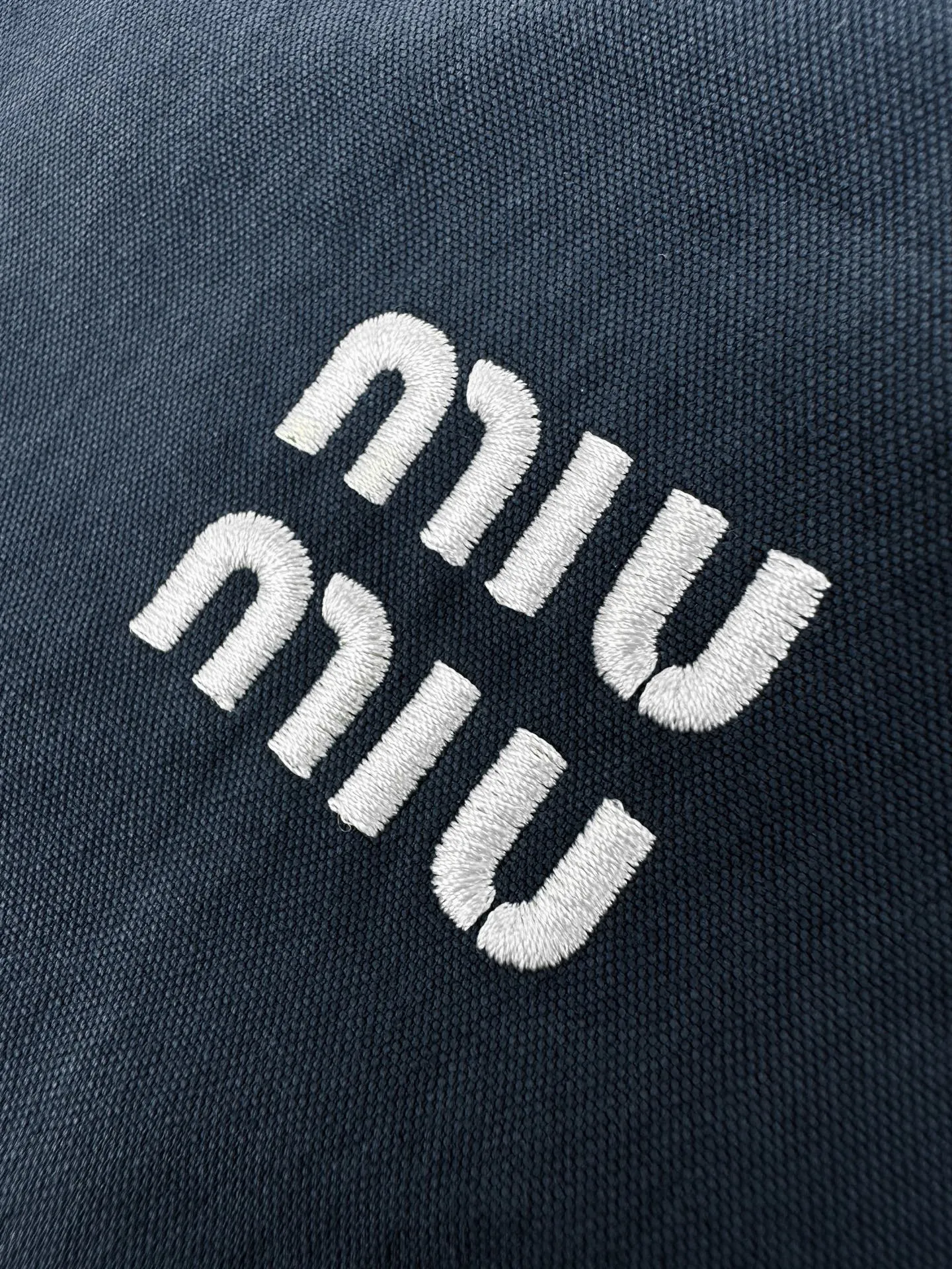 Miu Miu Retro miu miu Retro 1: Miu Miu 2: ： 1:1 Miu Miu ： Size： 36 38 40 42 ： BB 878