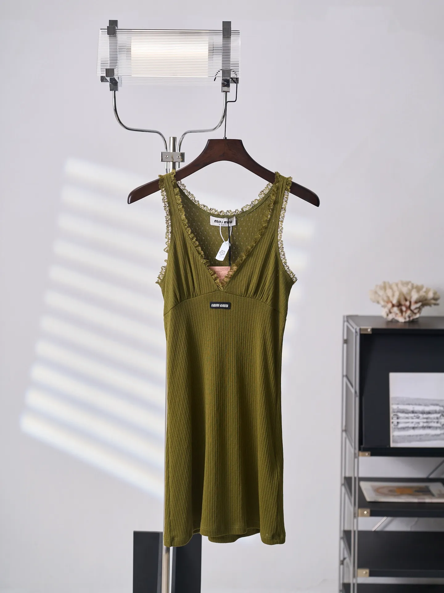 Miu Miu/ 【In Stock】XS S M ， ， ， 。 ， ， 。 Miu Miu V ， ； 。 V ， ， 。 ， 。 1. ， ， ， 。 2. “Miu Miu ” 、 。 3. ， 、 ； ， 、 。 ： FF 739 ： A 40