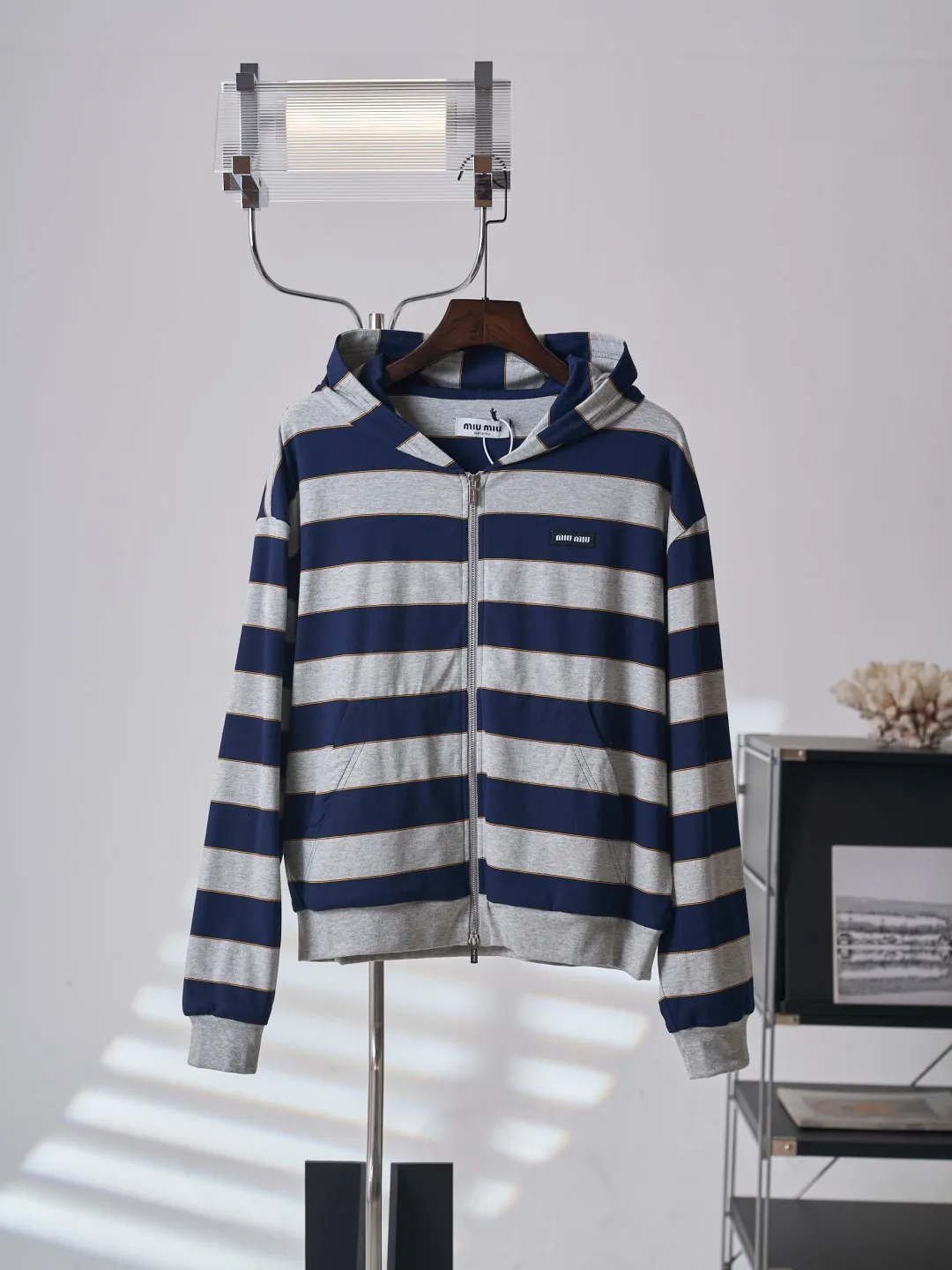 Miu Miu/ 【In Stock】S M L ， ， 。 ， ， ， Retro 。 Miu Miu ， 。 Retro ， ， ， ， 。 Retro， 。 1. “Miu Miu ” 、 。 2. ， ， 。 3. ， ， ， 、
