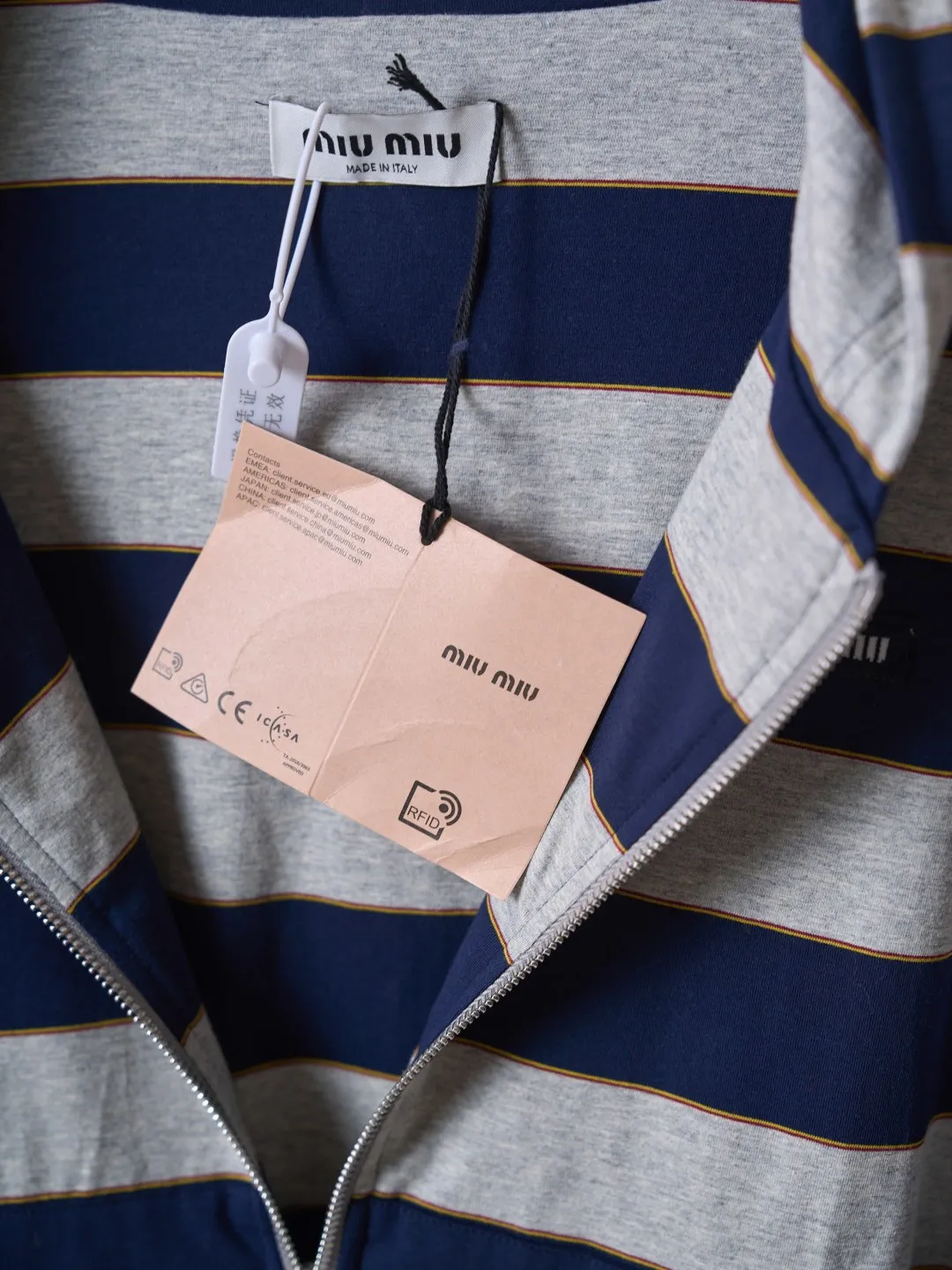 Miu Miu/ 【In Stock】S M L ， ， 。 ， ， ， Retro 。 Miu Miu ， 。 Retro ， ， ， ， 。 Retro， 。 1. “Miu Miu ” 、 。 2. ， ， 。 3. ， ， ， 、