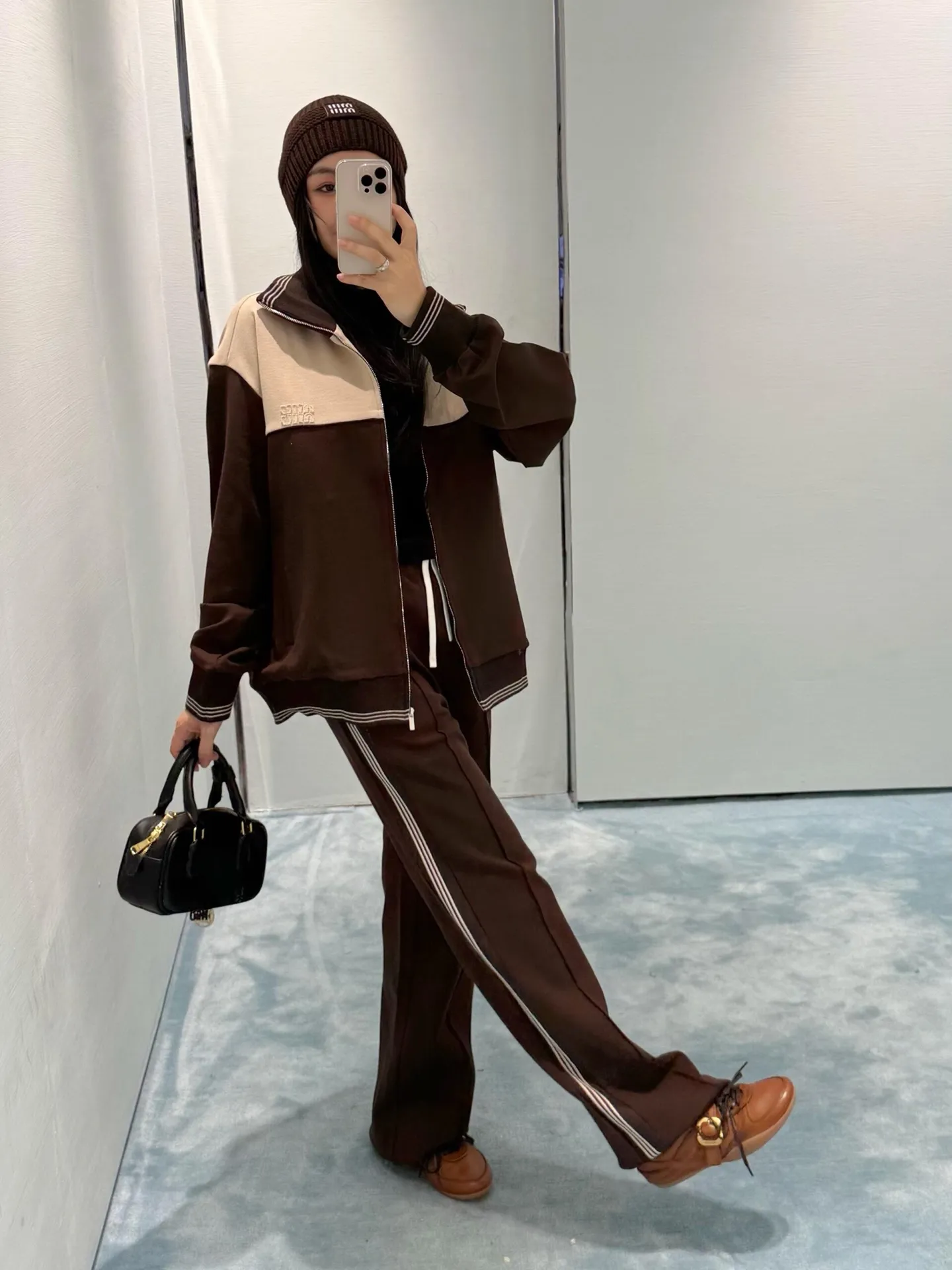 「 」