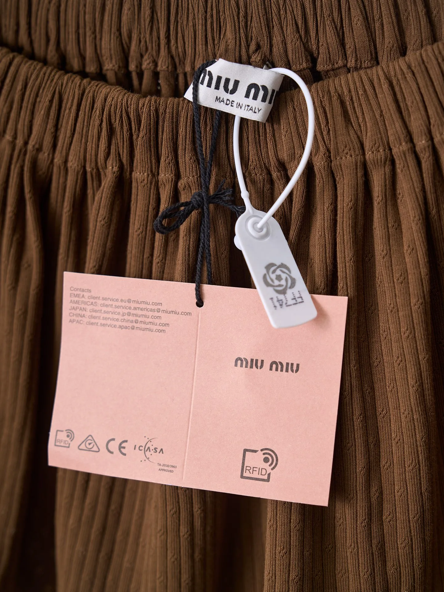 Miu Miu 【In Stock】XS S M ， ， ， 。 ， ， Retro 。 Miu Miu ， ； 。 A ， ， 。 ， 。 1. ， ， ， 。 2. “Miu Miu ” 、 。 3. ， 、 ； ， 、 。