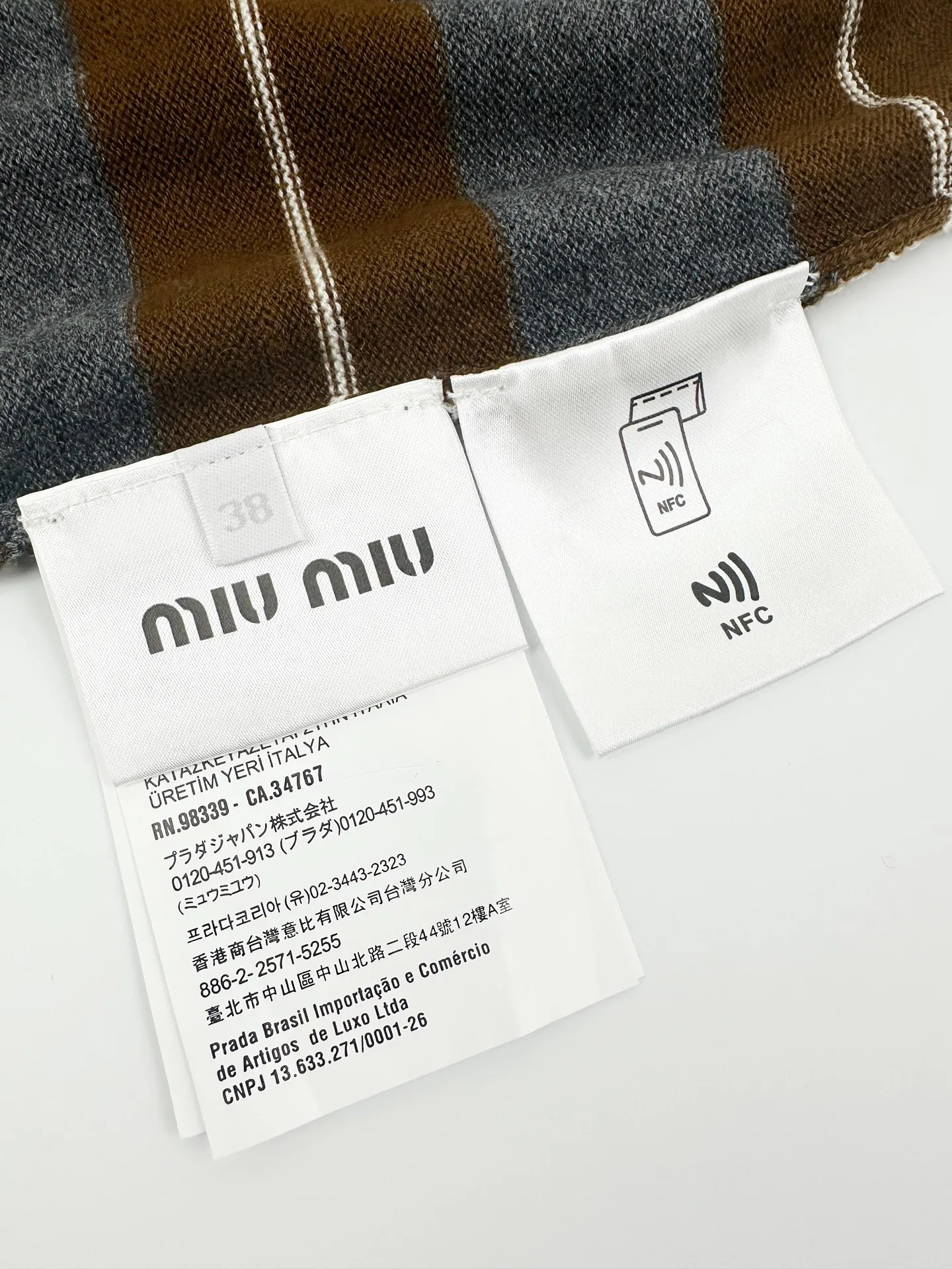 Miu Miu ， ， 。 Classic ， Cream White ，Retro ， 。 Miu Miu ， ， 。Retro Polo ， ； ， ， ，Classic ， 。 1. ， Miu Miu ， 。 2. 。 3. ， 、 。 ： 1:1 Miu Miu 1:1 Miu Miu ： Size： 36 38 40 ： FF 711