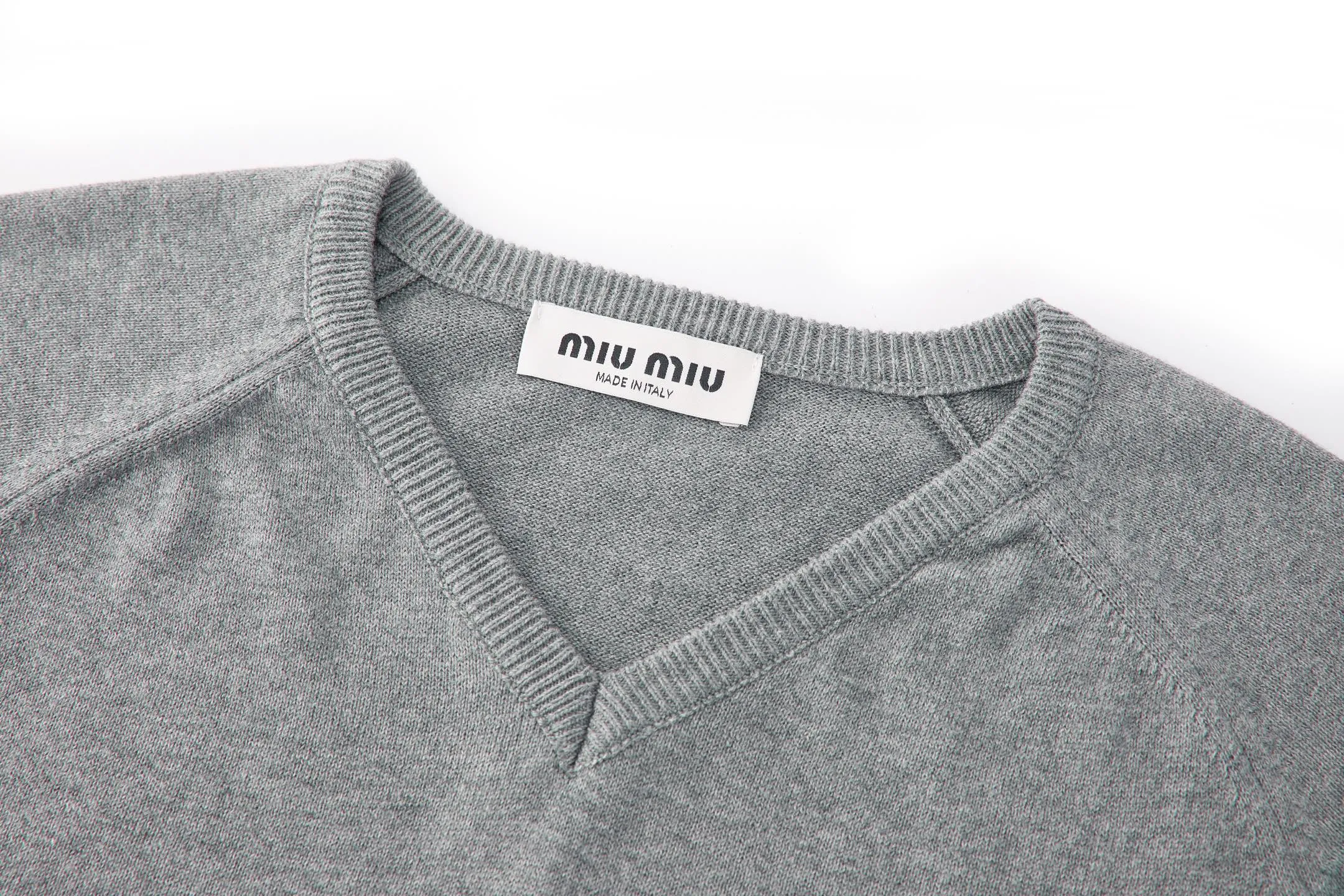 PP 145 Miu Miu V ［ ］ ： 80% ，20% 。 ：14 ， 。 - - 。 Miu Miu ， Classic Miu Miu 。 . . . V . . . ： 1：1 ： 1：1 Size：36-38-40-42 ： ：86468