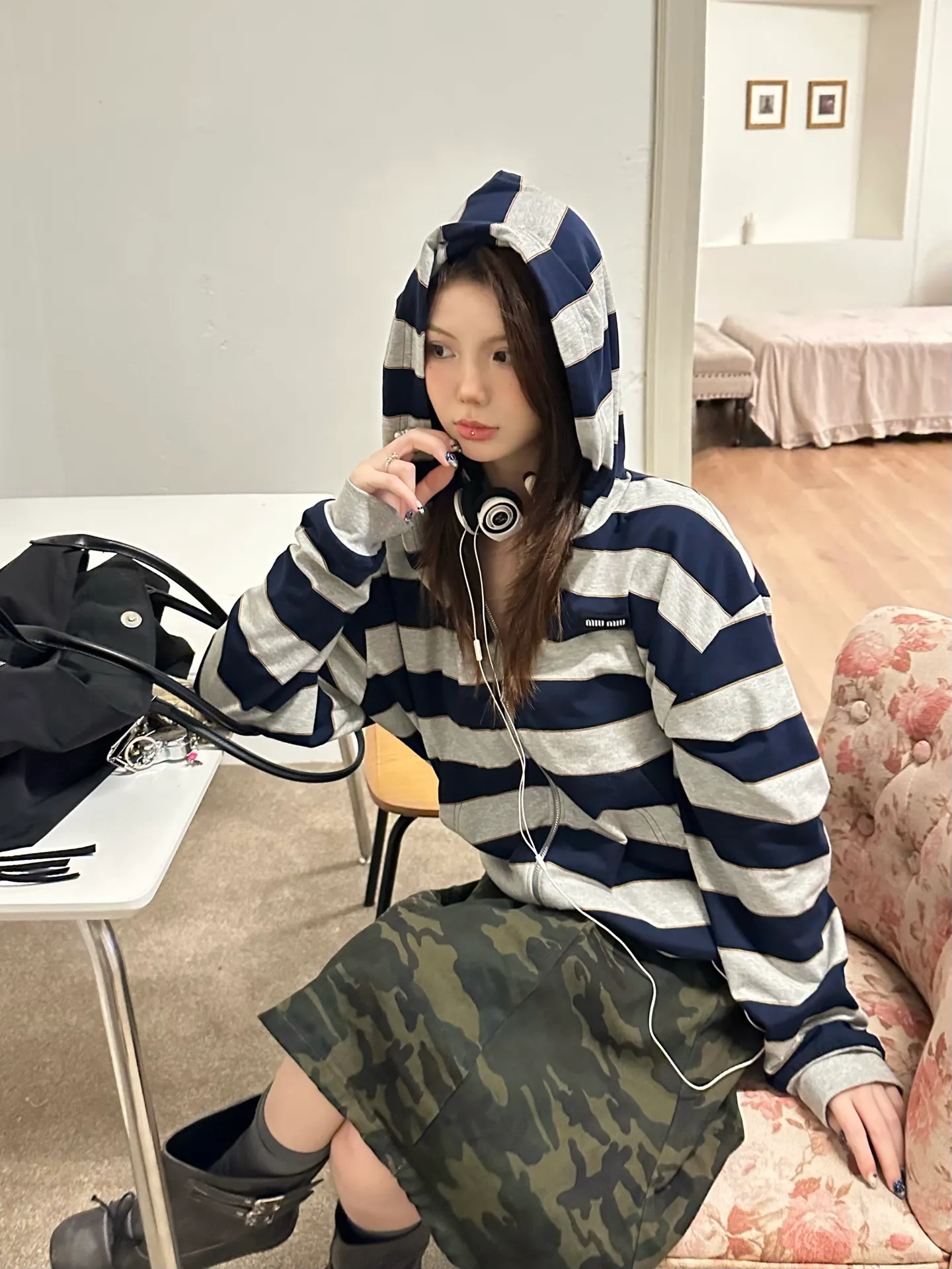 「 」