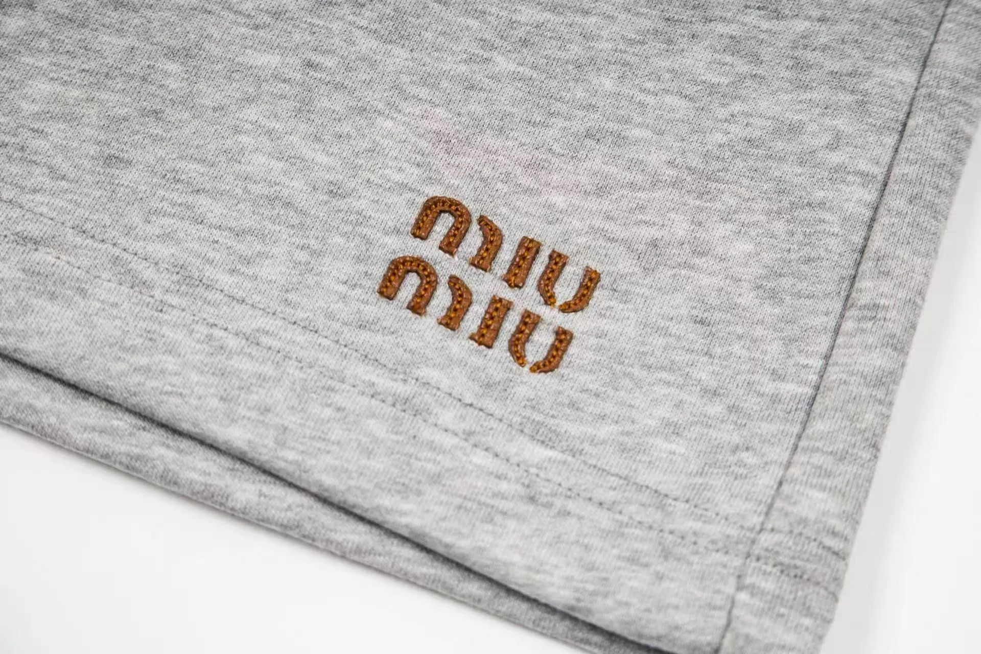 P 120Miu Miu ： 360 ， Gray。 100% 。 ： ， Cowhide Leather 1：1 。 ， 。 ： 1.0 ， ， 。 Oversize ， Classic 。 Oversize ： 1：1 ： 1：1 ： 1：1 Size：38-40-42-44 ：