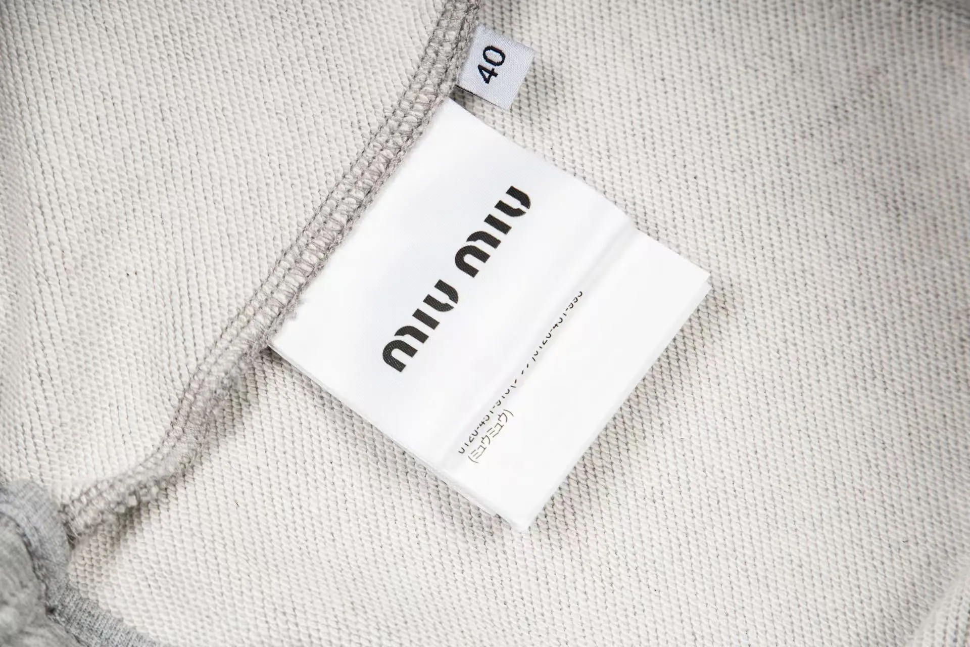 P 120Miu Miu ： 360 ， Gray。 100% 。 ： ， Cowhide Leather 1：1 。 ， 。 ： 1.0 ， ， 。 Oversize ， Classic 。 Oversize ： 1：1 ： 1：1 ： 1：1 Size：38-40-42-44 ：
