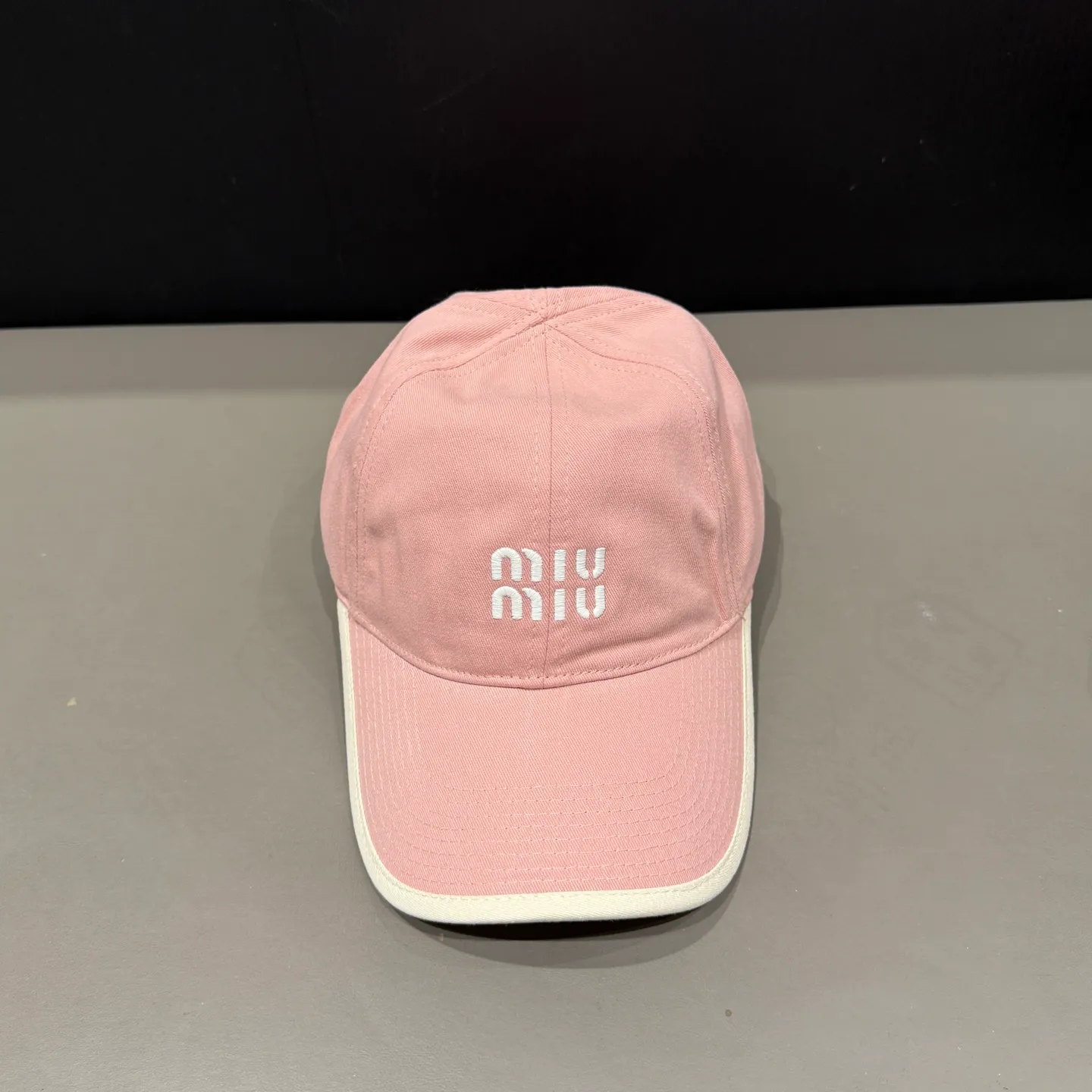 Miu Miu P 58 • ： Classic ， White ， 。