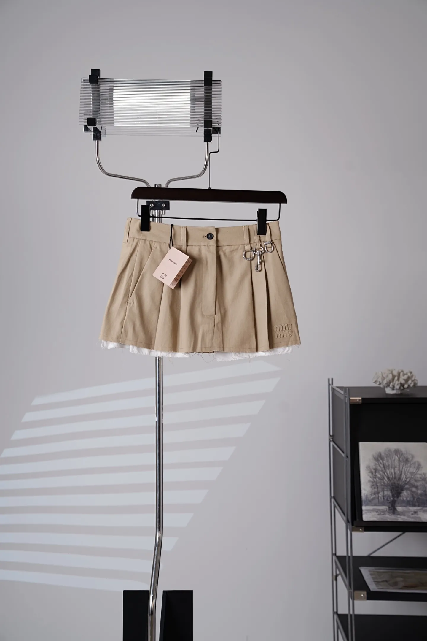 Miu Miu/ 【In Stock】 38 40 42 ， ， 。 Khaki ， ， 。 miumiu ， 。 ， ； ， 。 A ， ， 。 ， 。 1. ， Miu Miu ， 。 2.