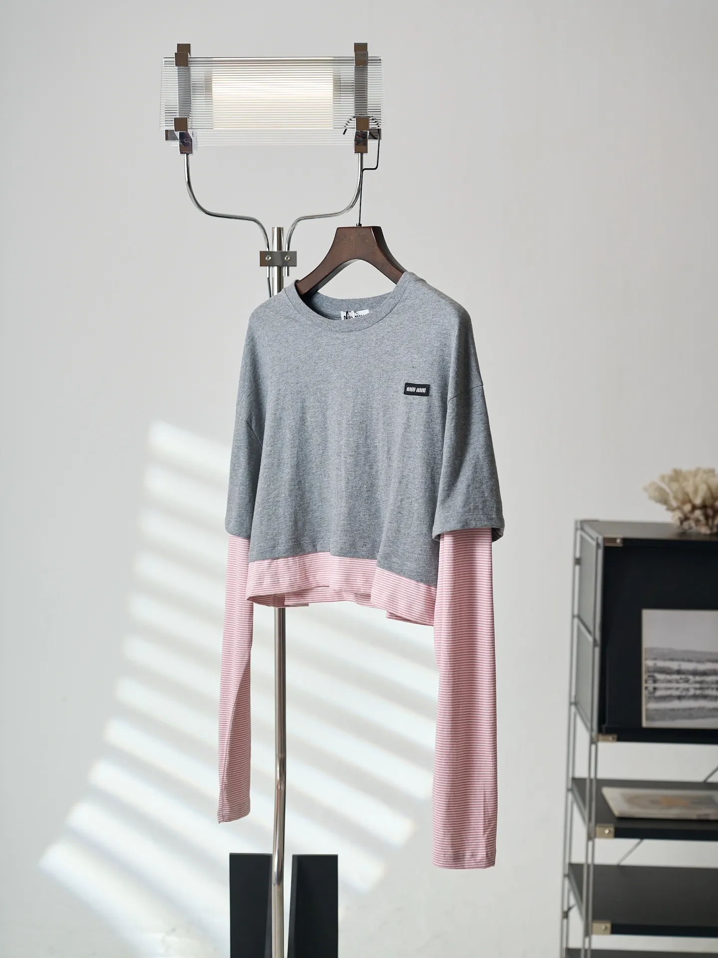 Miu Miu/ T 【In Stock】S M L ， ， ， 。 ， Pink ， ， 。 Miu Miu ， 。 ， Retro ； ， ， 。 ， 。 1. “Miu Miu ” 、 。 2. ， ， 。 3. ， ， ， 、