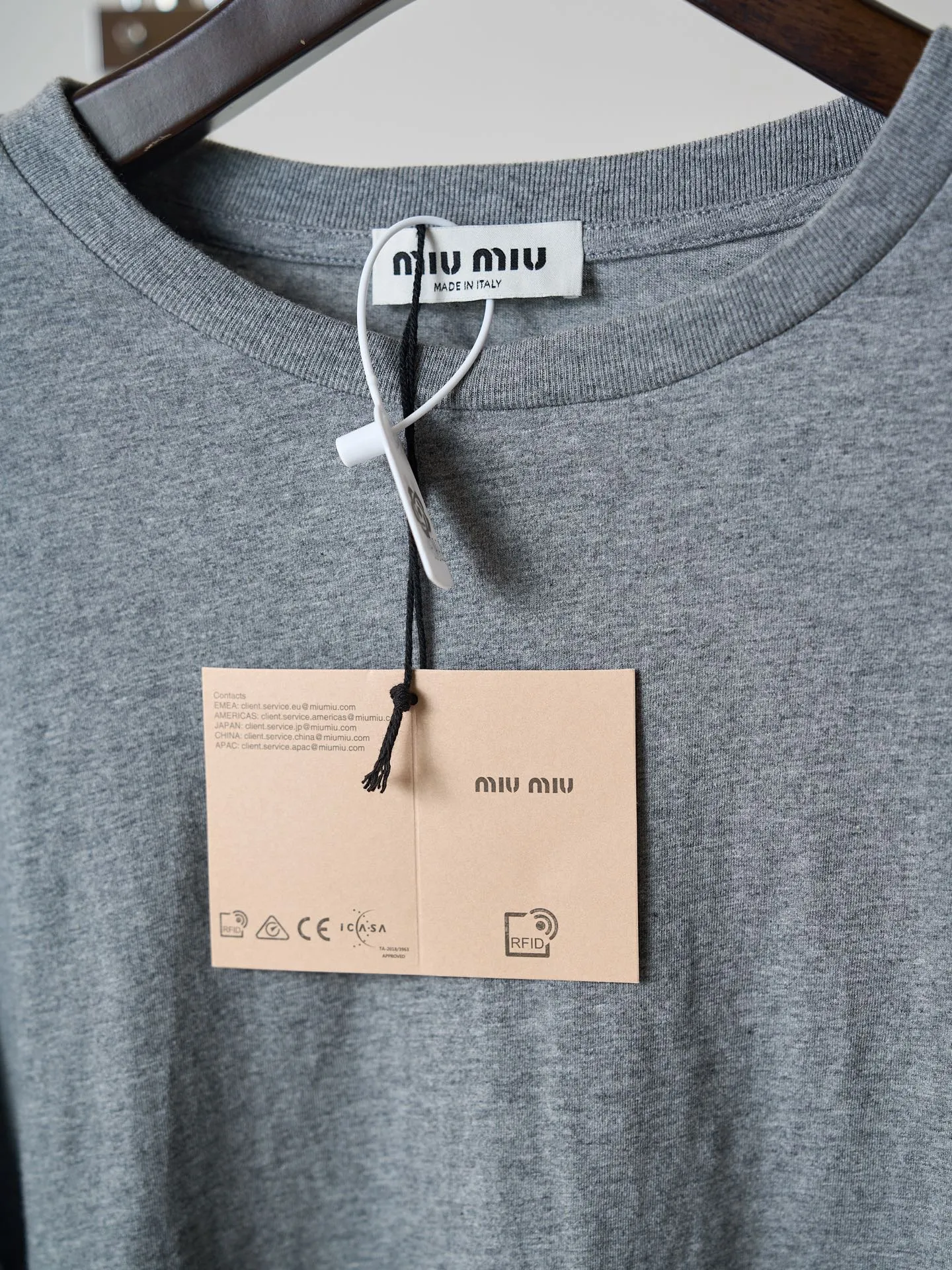 Miu Miu/ T 【In Stock】S M L ， ， ， 。 ， Pink ， ， 。 Miu Miu ， 。 ， Retro ； ， ， 。 ， 。 1. “Miu Miu ” 、 。 2. ， ， 。 3. ， ， ， 、