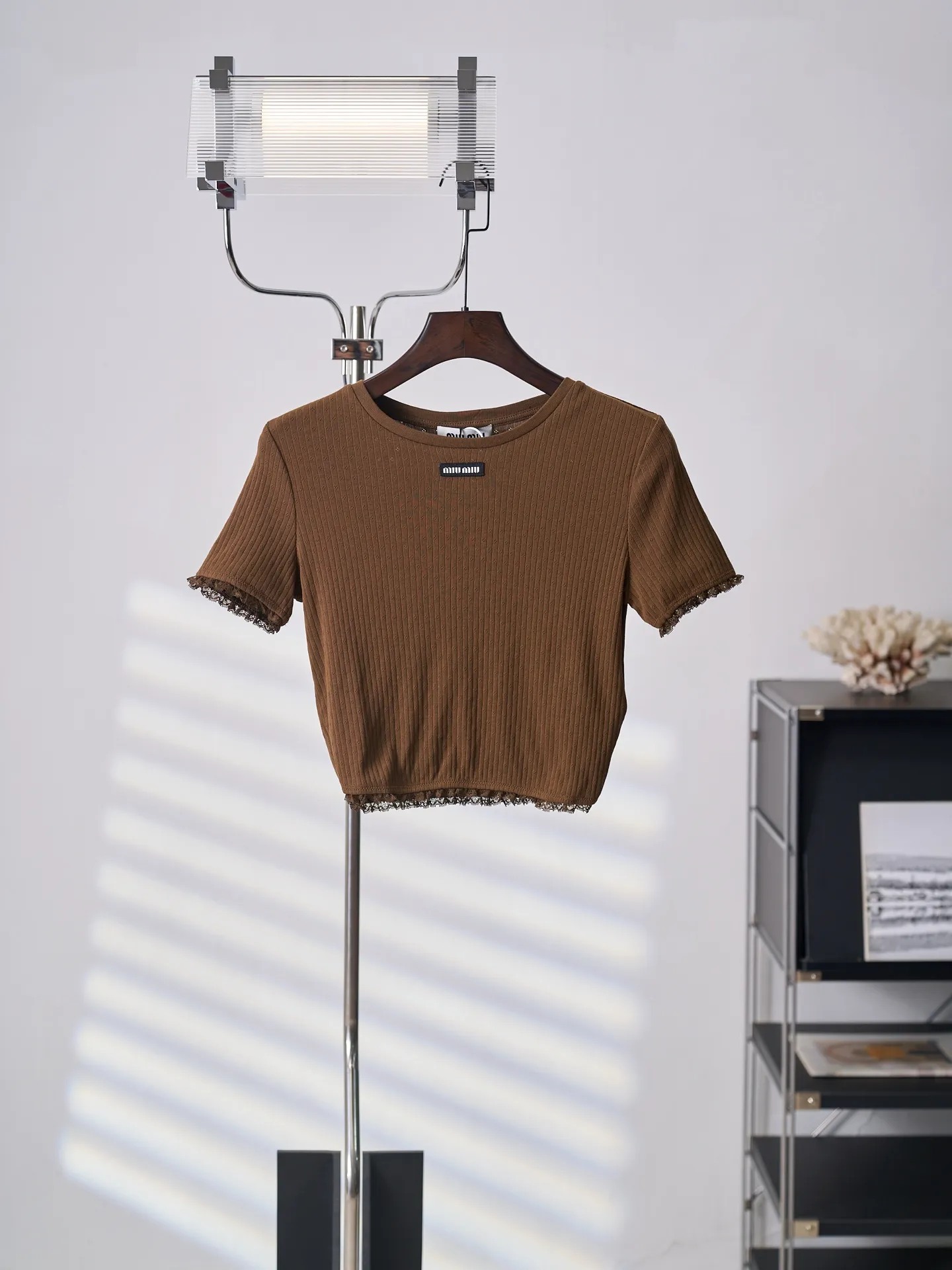 Miu Miu/ 【In Stock】XS S M ， ， ， 。 ， ， Retro 。 Miu Miu ， ； 。 ， 。 ， 。 1. ， ， ， 。 2. “Miu Miu ” 、 。 3. ， 、 ； ， 、 。