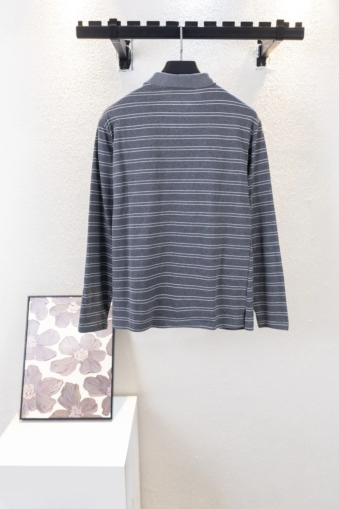 ：k 6220 Miu Miu 24ss Gray polo T - Original Quality polo 0 ~ 【Miumiu】 Miu Miu · （Miuccia Prada） 1992 。Miu Miu ， Prada ， ， 。 、 、 、 ， Series， 。 Color：Gray Size：S M L XL