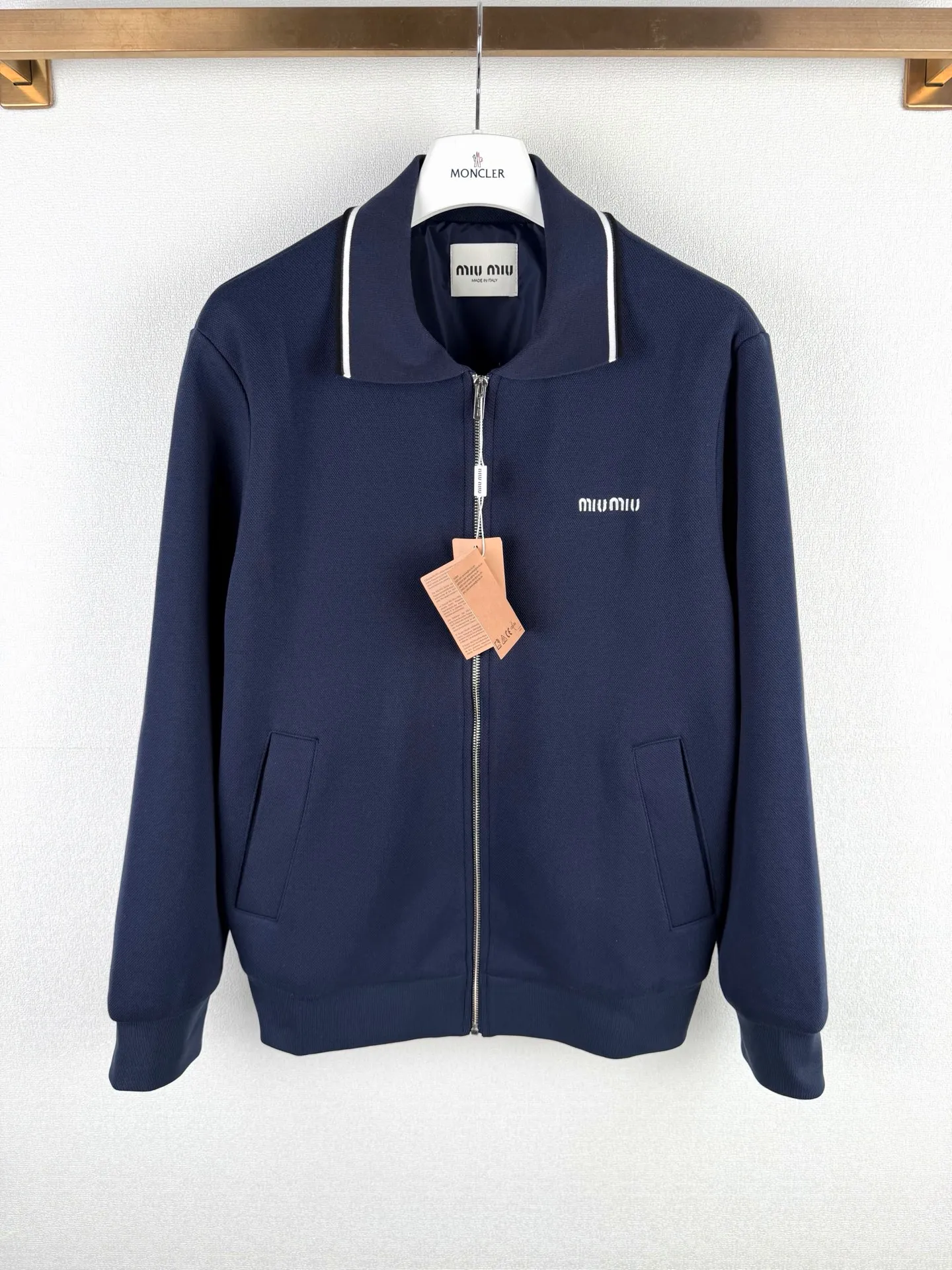 MIU MIU logo ： ， ， 。 Classic ， ， 。 ， ， ， 、Breathable 。 ： 、 、 ， ， ， ， ， ±0.1mm 。 ： ， ， ， 。 ， ， 。 ： SIZE:46 48 50 52