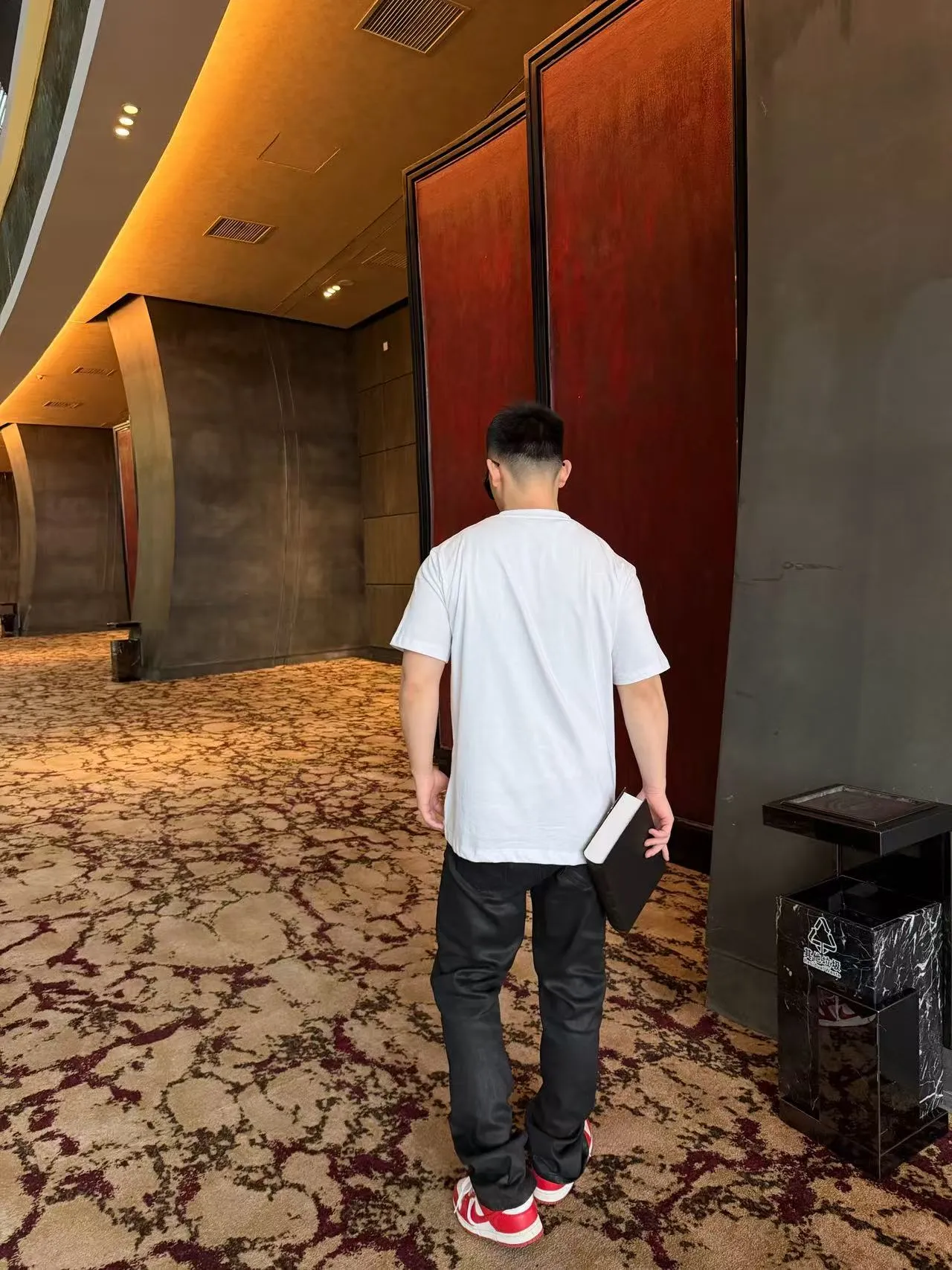 「 」